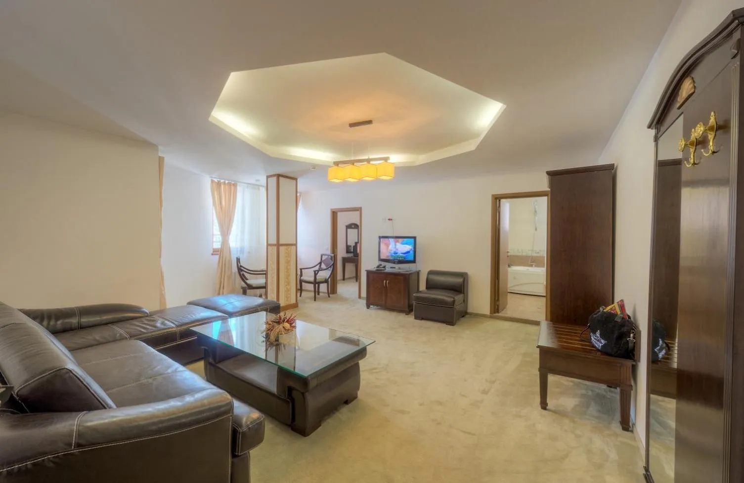 Communal lounge/ TV room in MPM Family Hotel Merryan