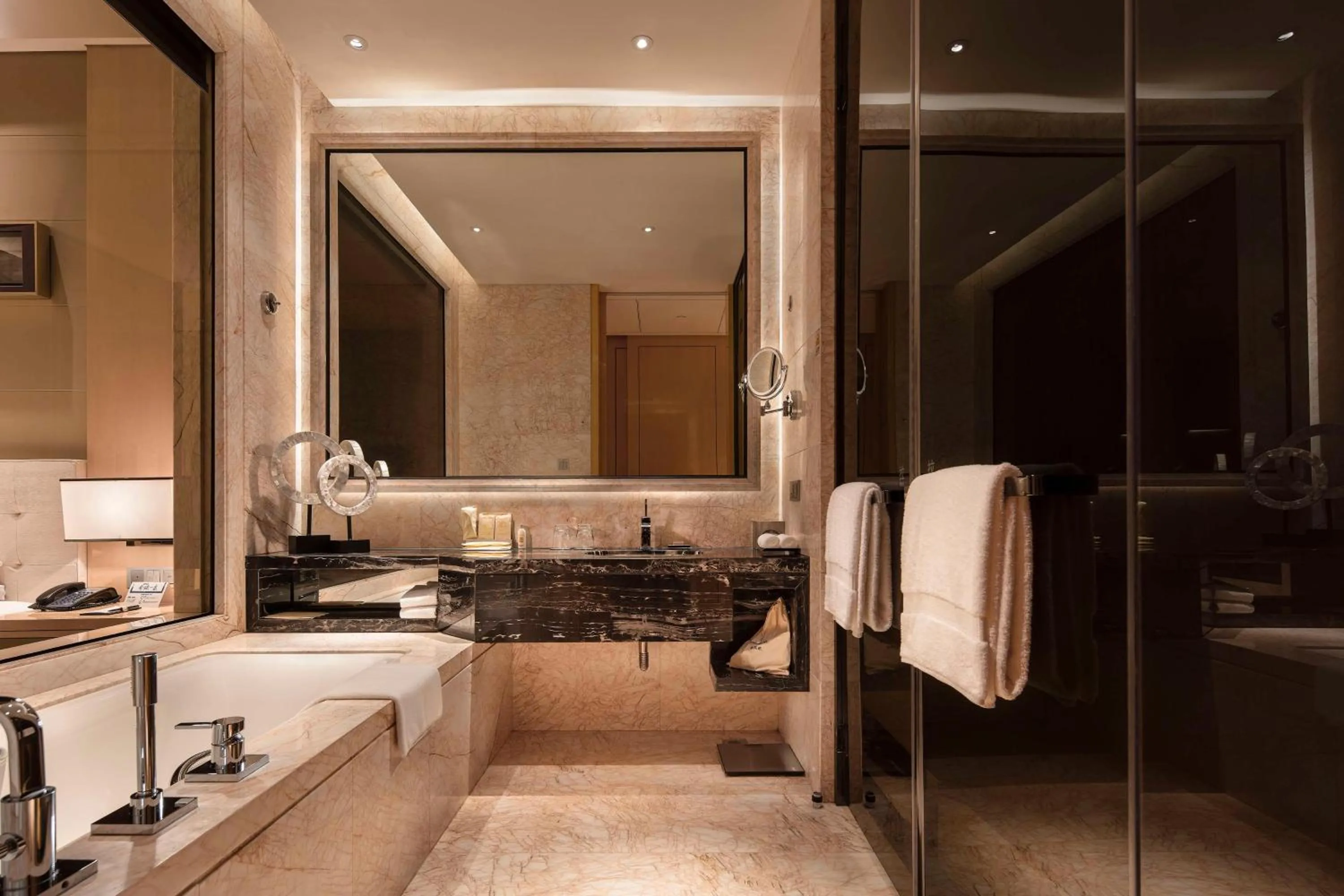 Bathroom, Bed in Hilton Dalian
