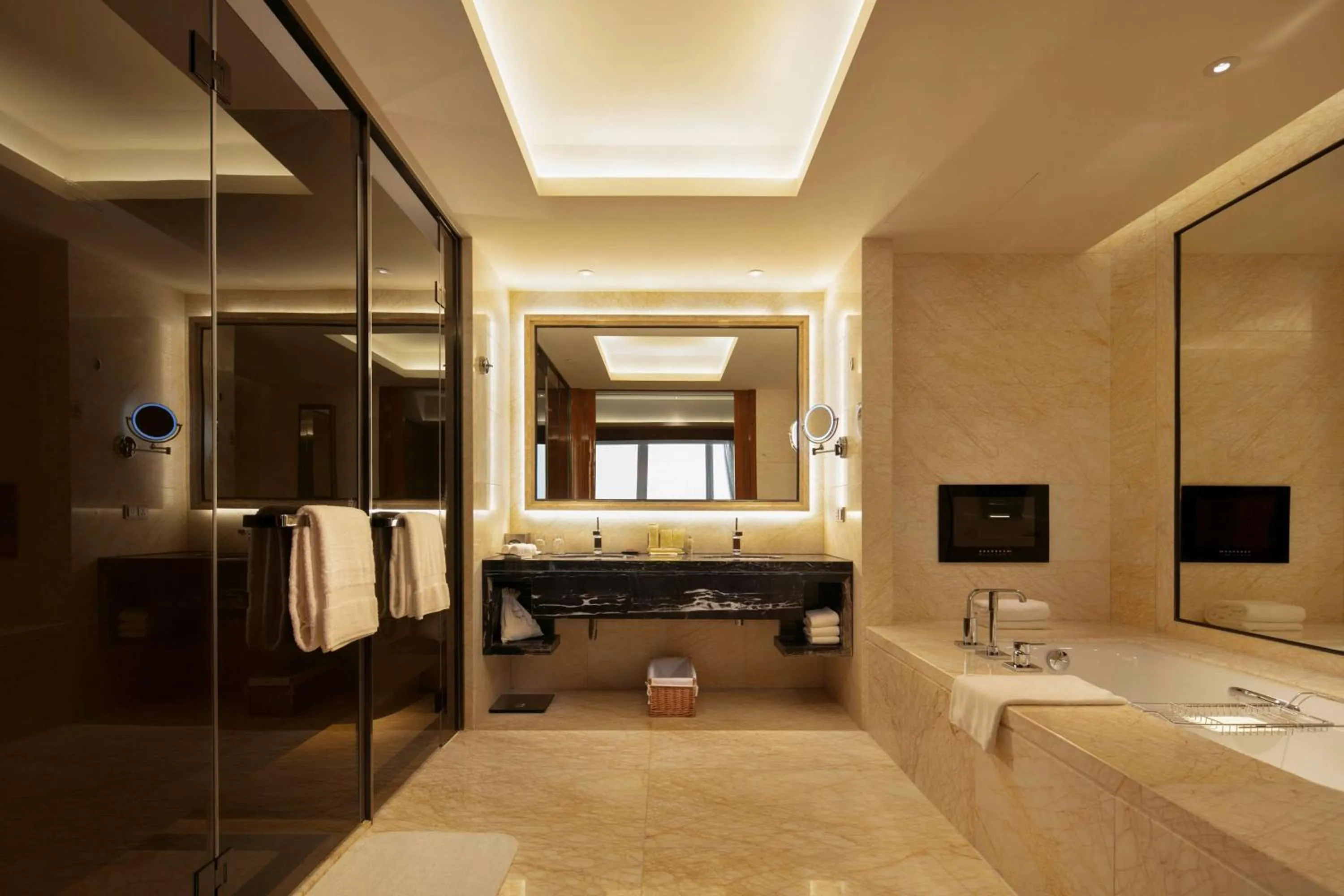 Bathroom, Bed in Hilton Dalian