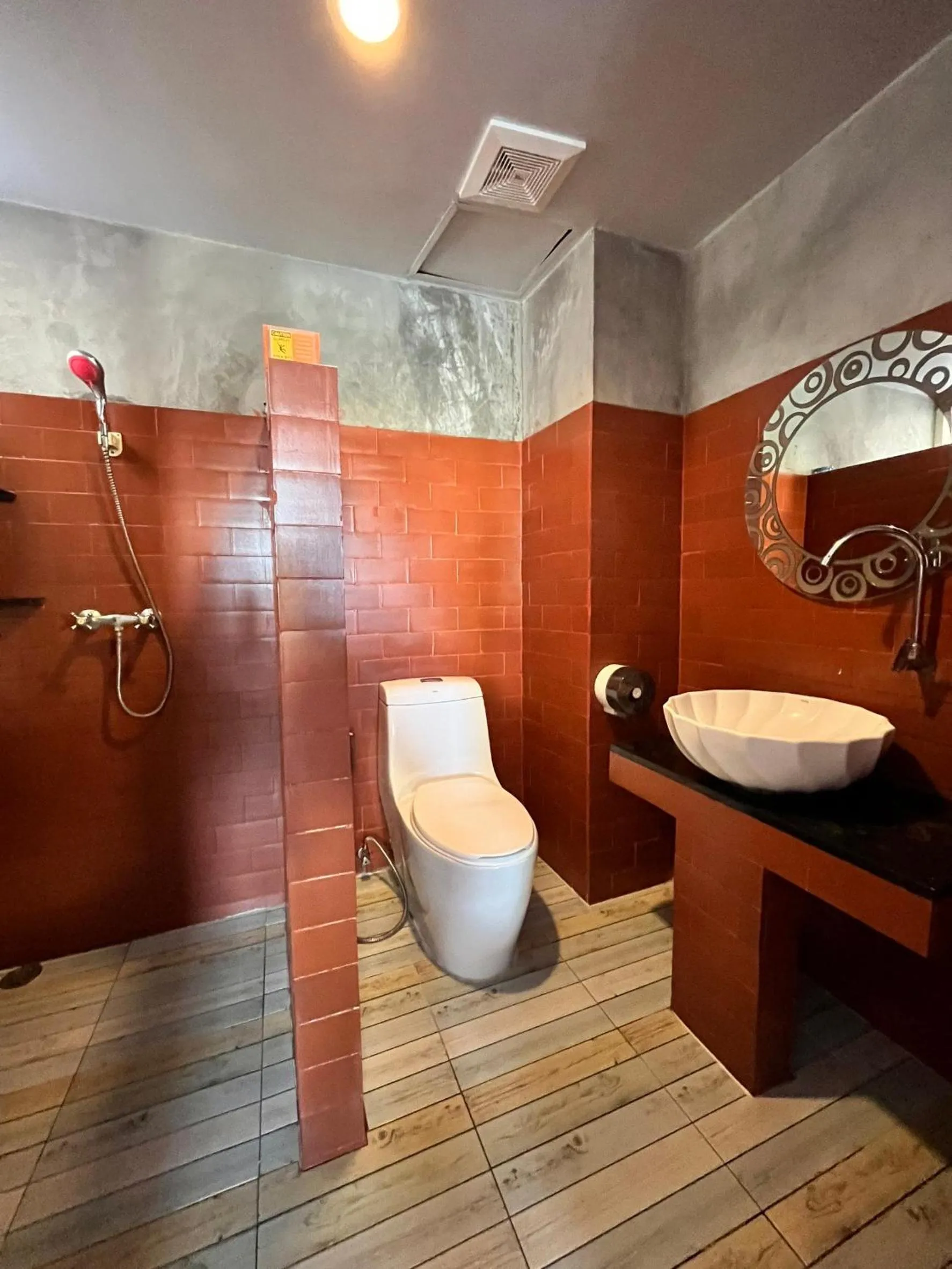 Shower in Dozy Lamoon House