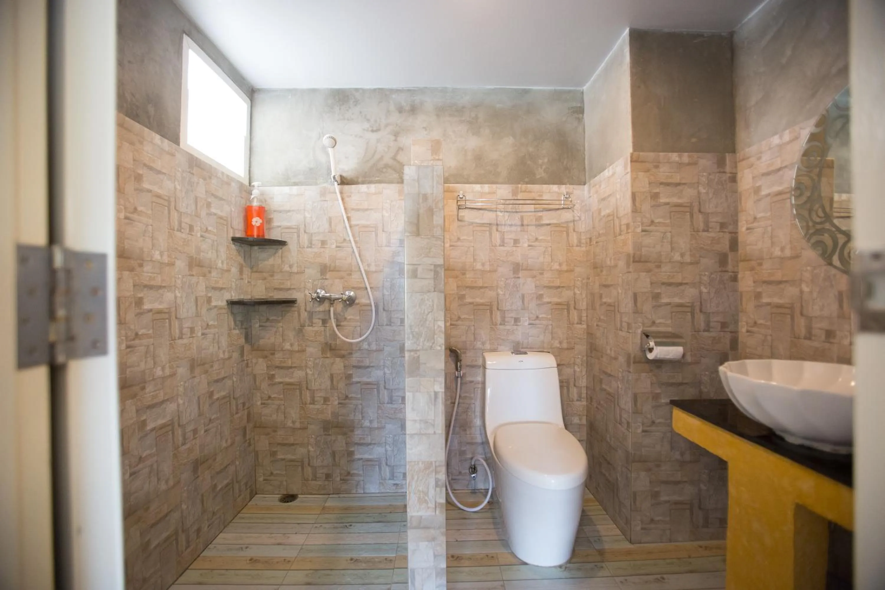 Shower in Dozy Lamoon House