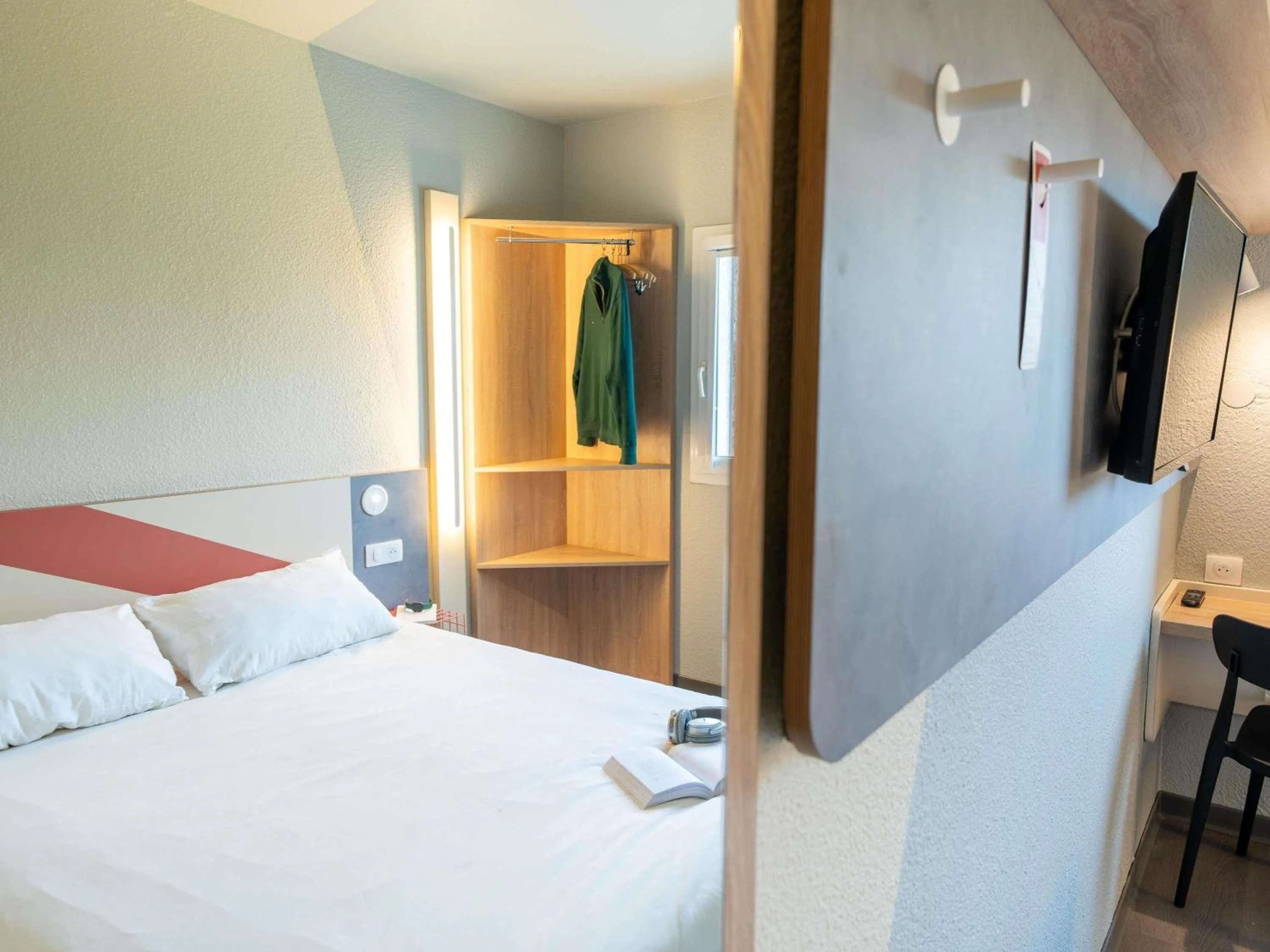 Bedroom, Bed in ibis budget Narbonne Est