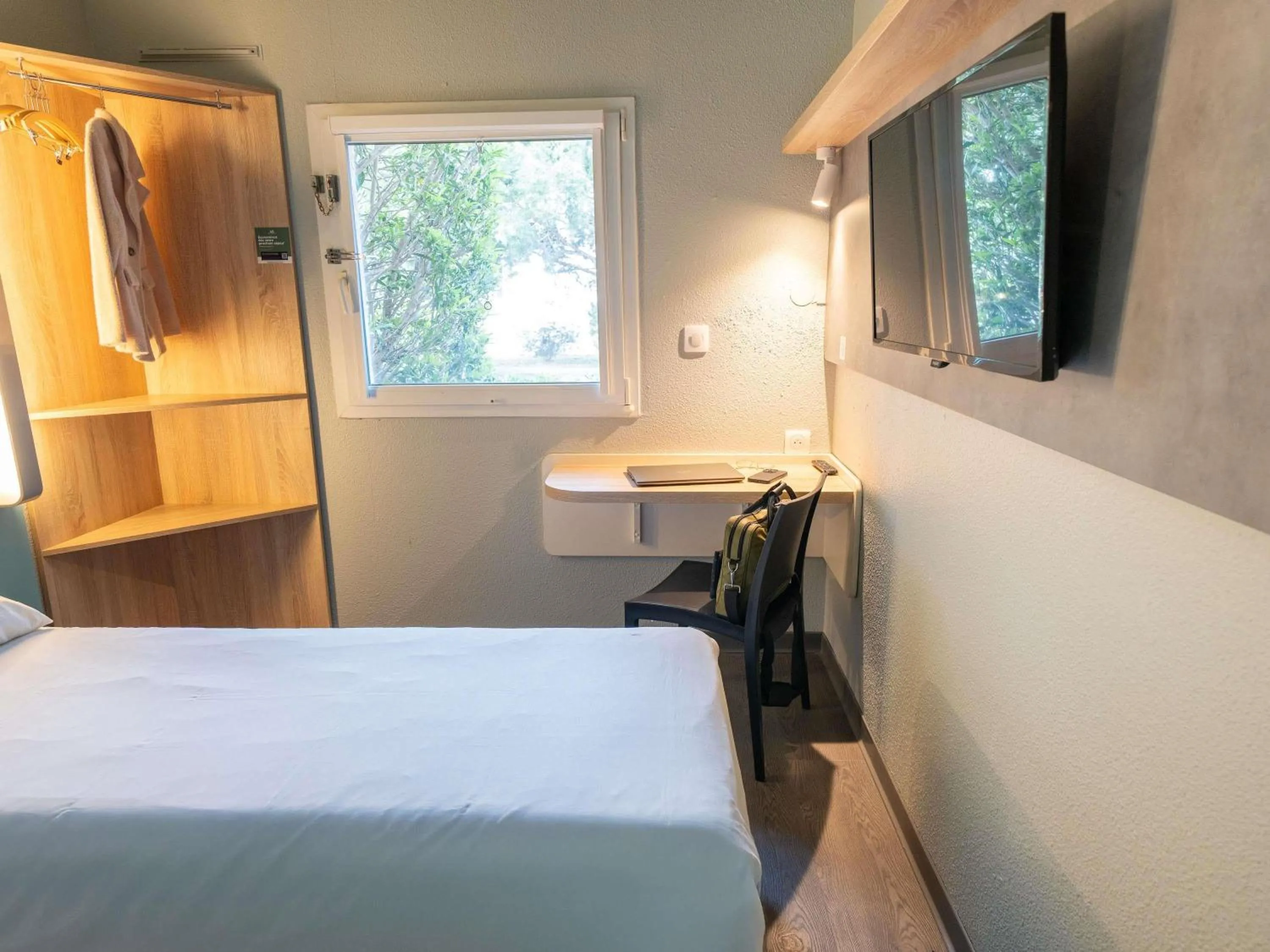 Bedroom, Bed in ibis budget Narbonne Est