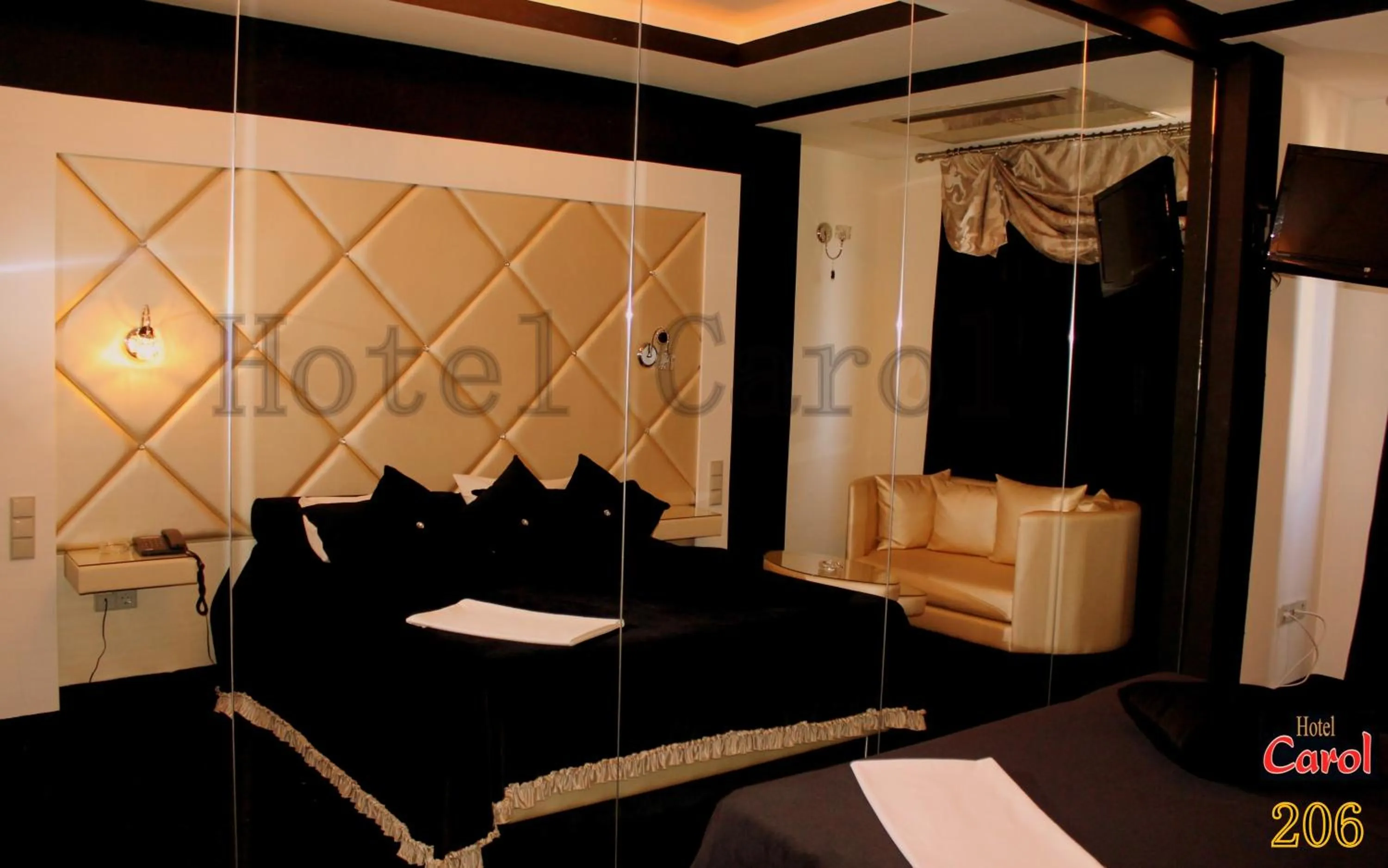 Bathroom, Bed in Carol Hotel