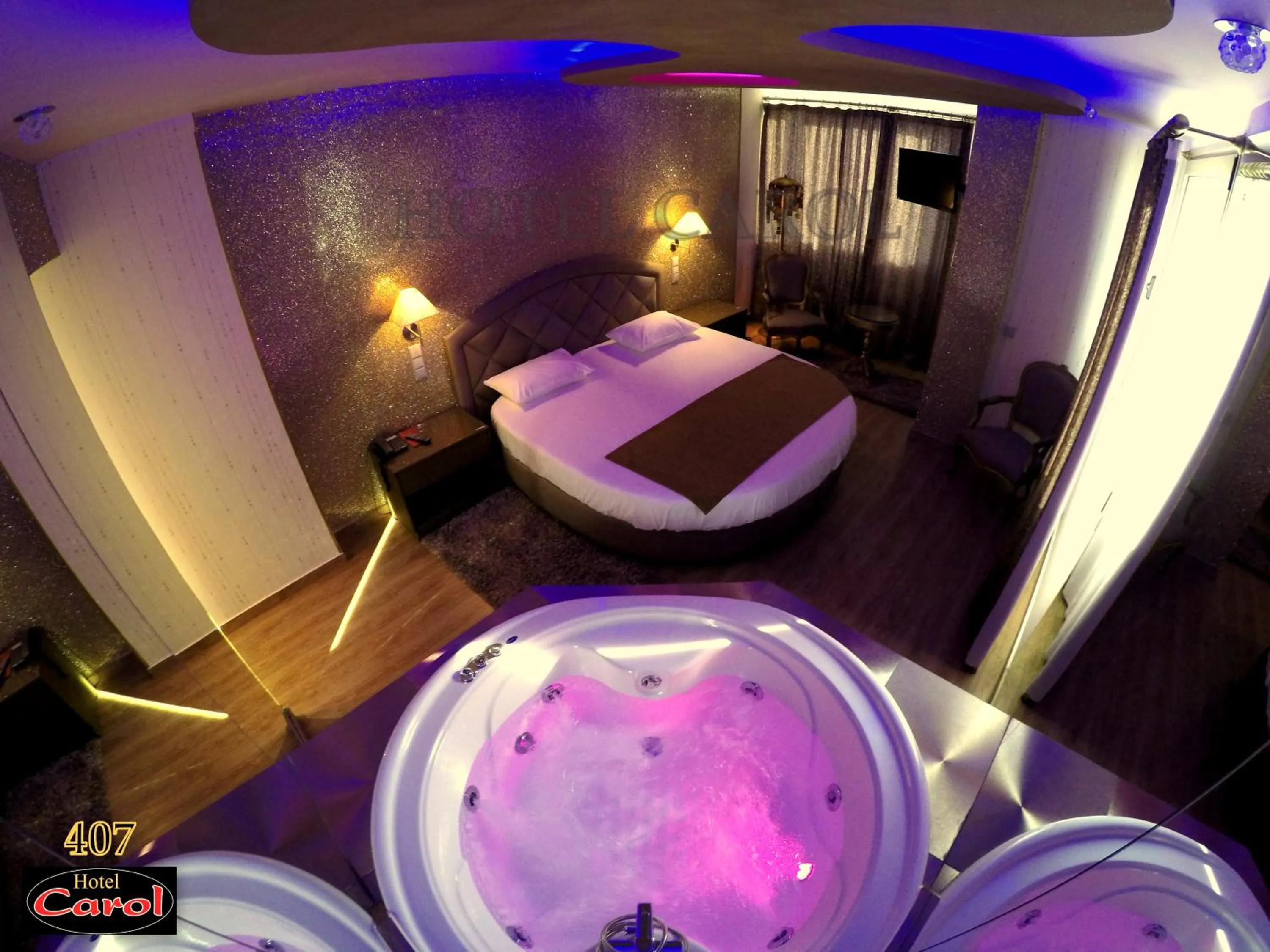 Hot Tub, Bed in Carol Hotel