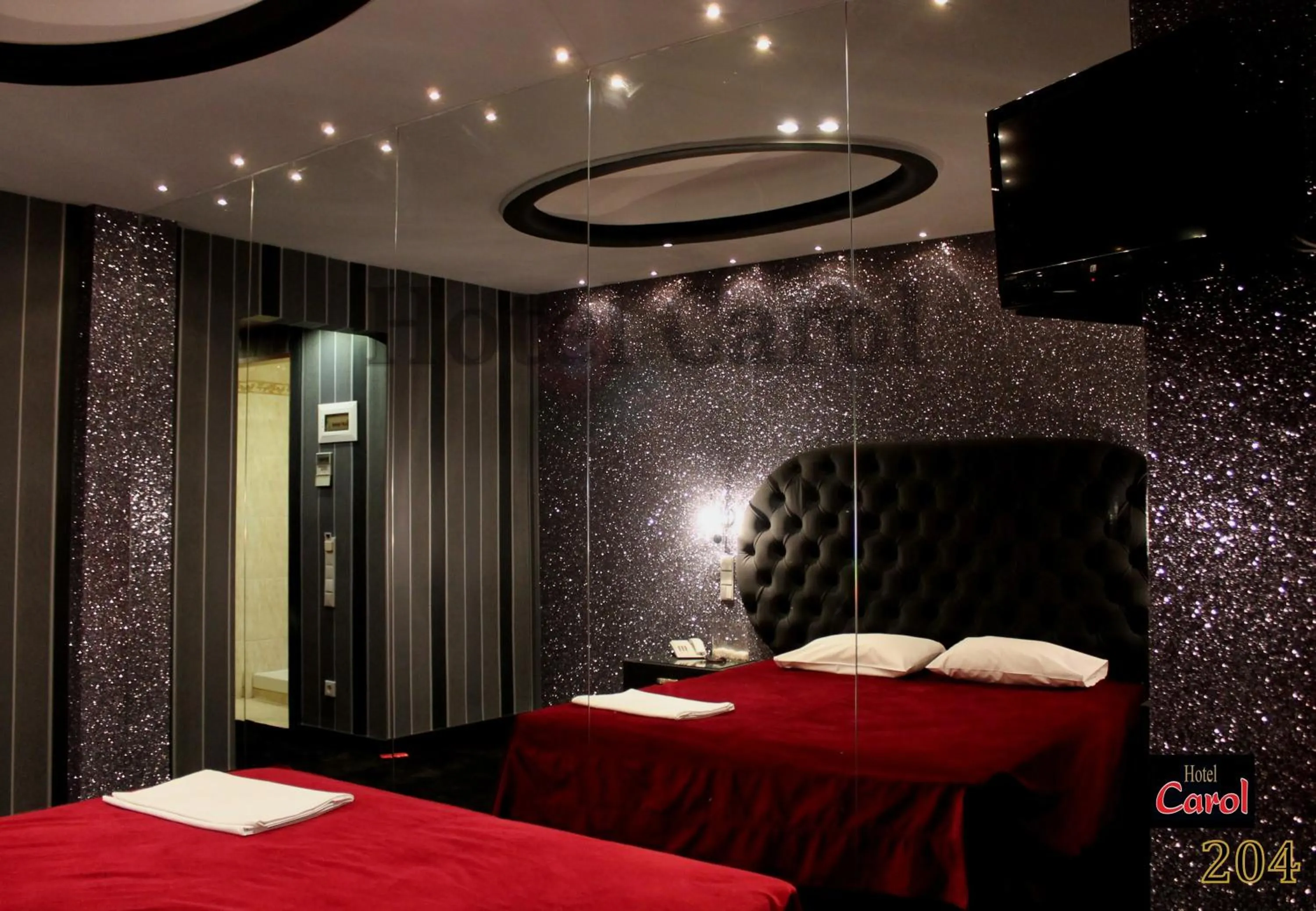 Photo of the whole room, Bed in Carol Hotel