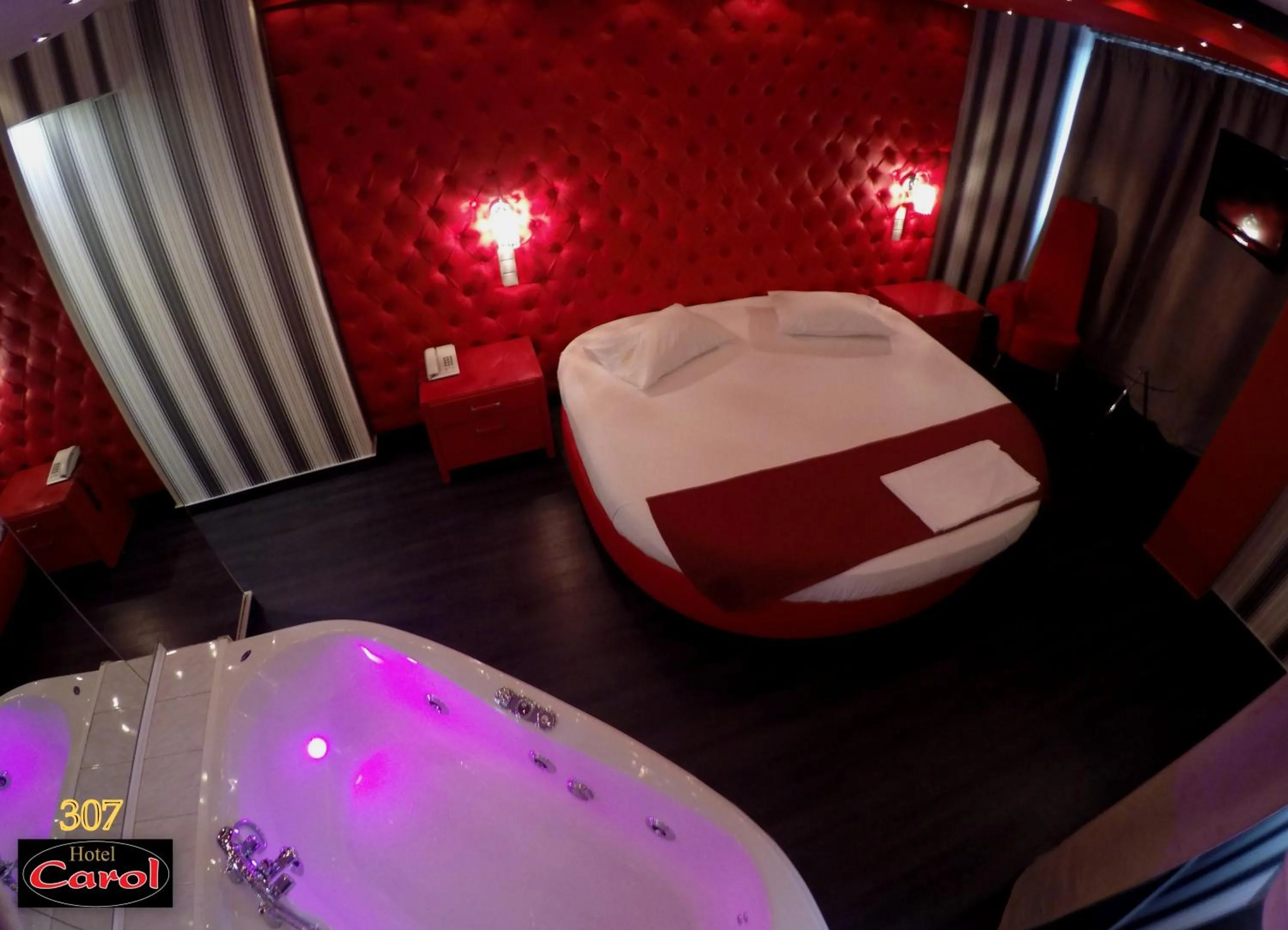 Shower, Bed in Carol Hotel