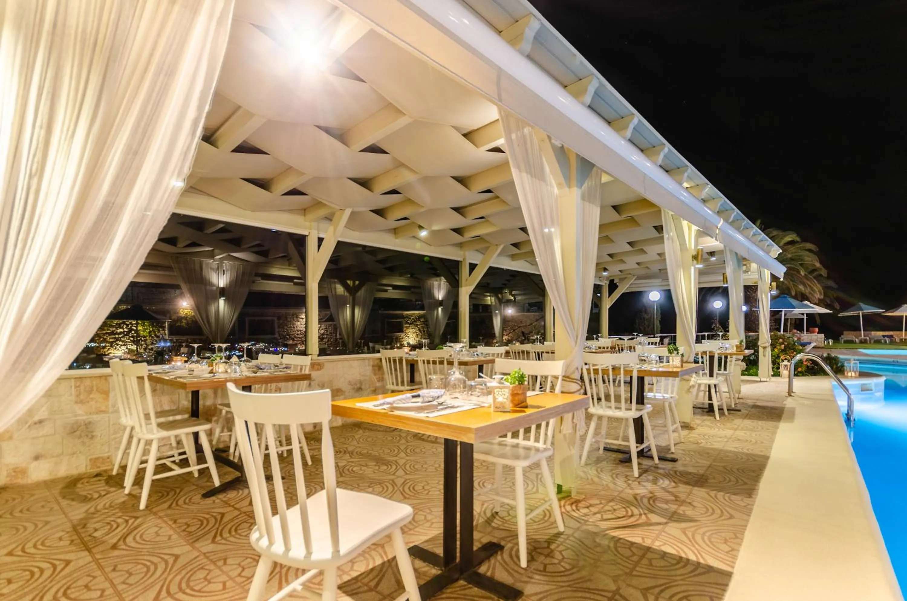 Restaurant/places to eat in Pela Mare Hotel