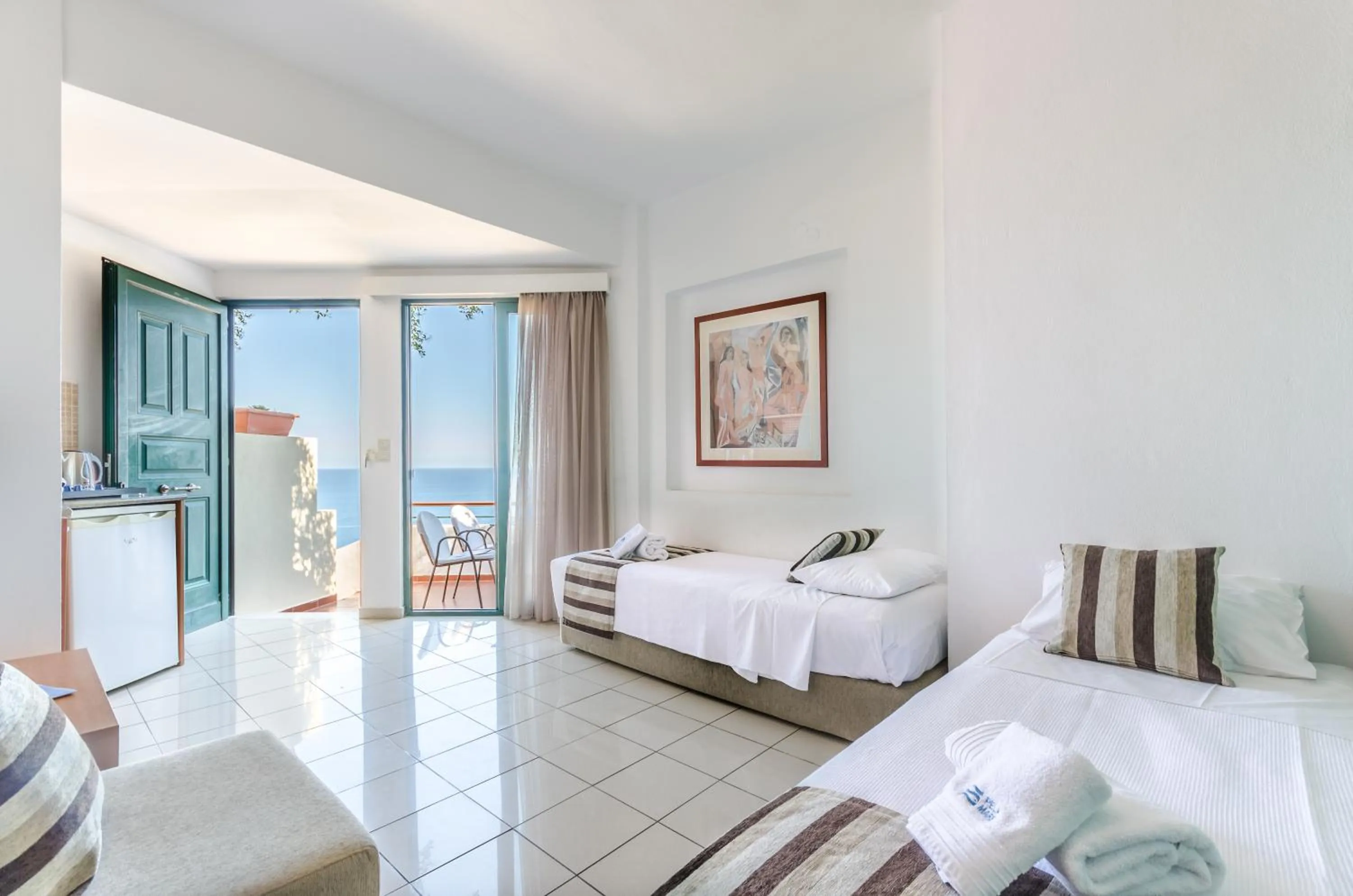 Coffee/tea facilities, Bed in Pela Mare Hotel