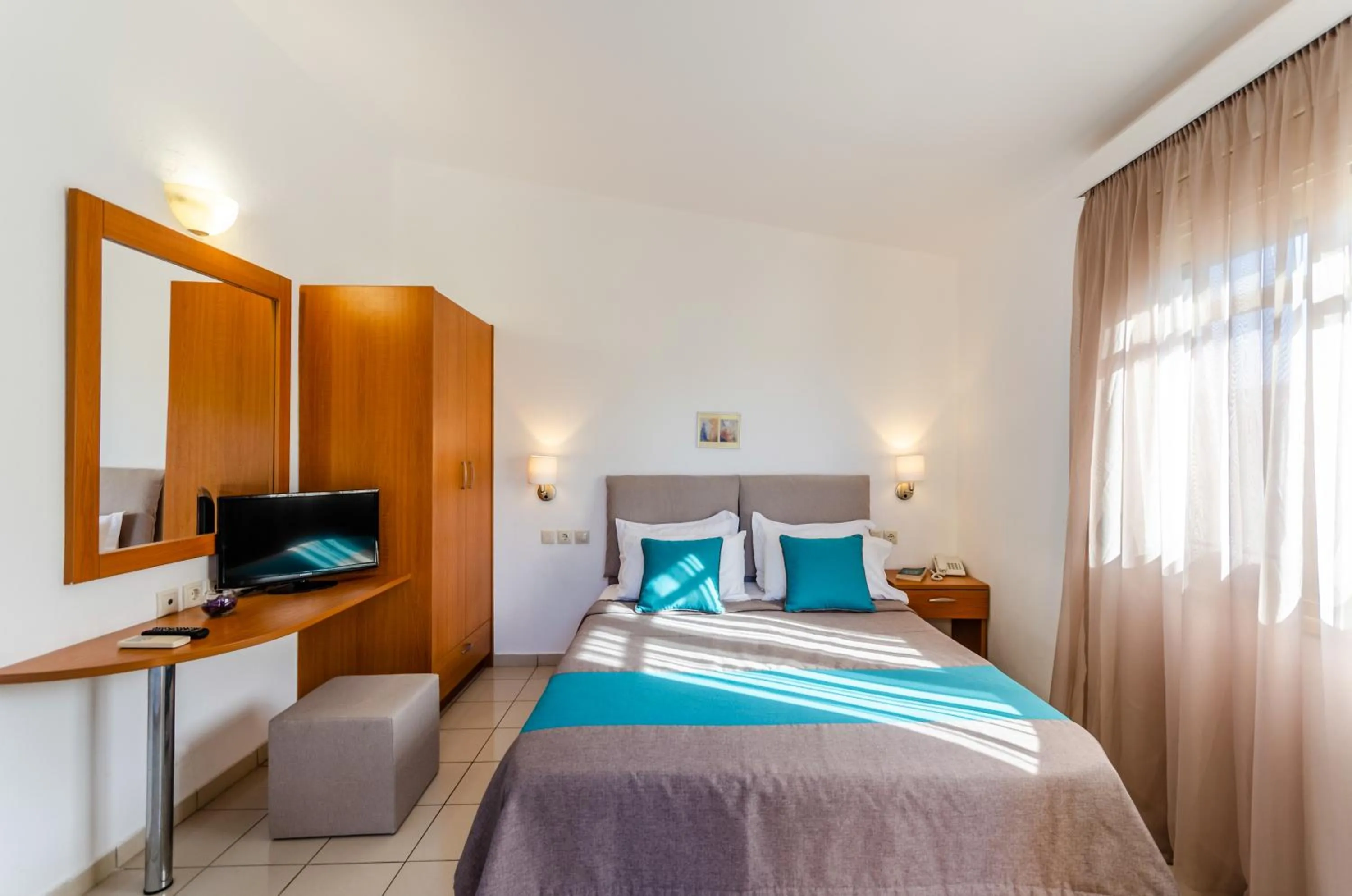 Day, Bed in Pela Mare Hotel