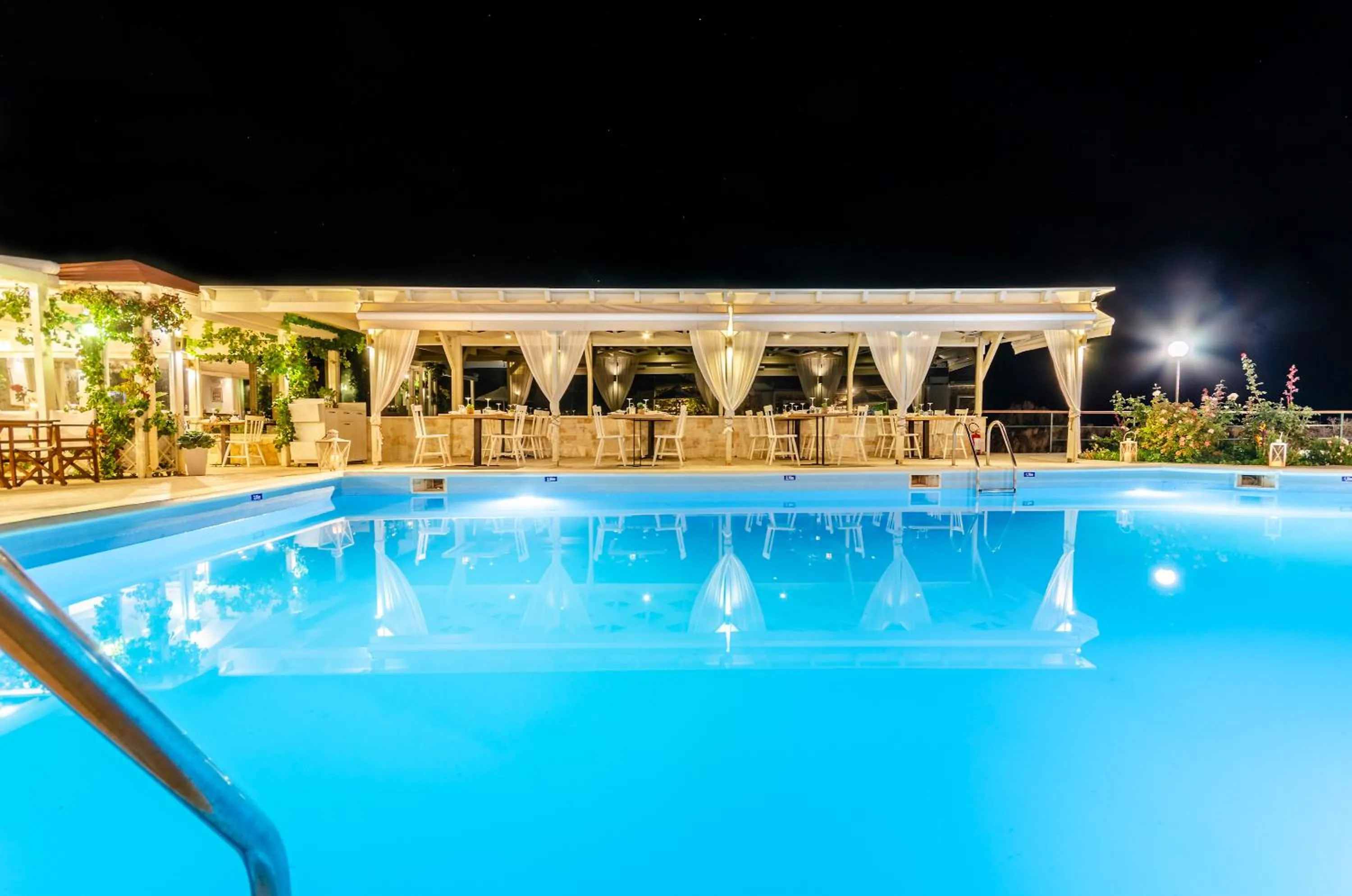 Restaurant/places to eat in Pela Mare Hotel