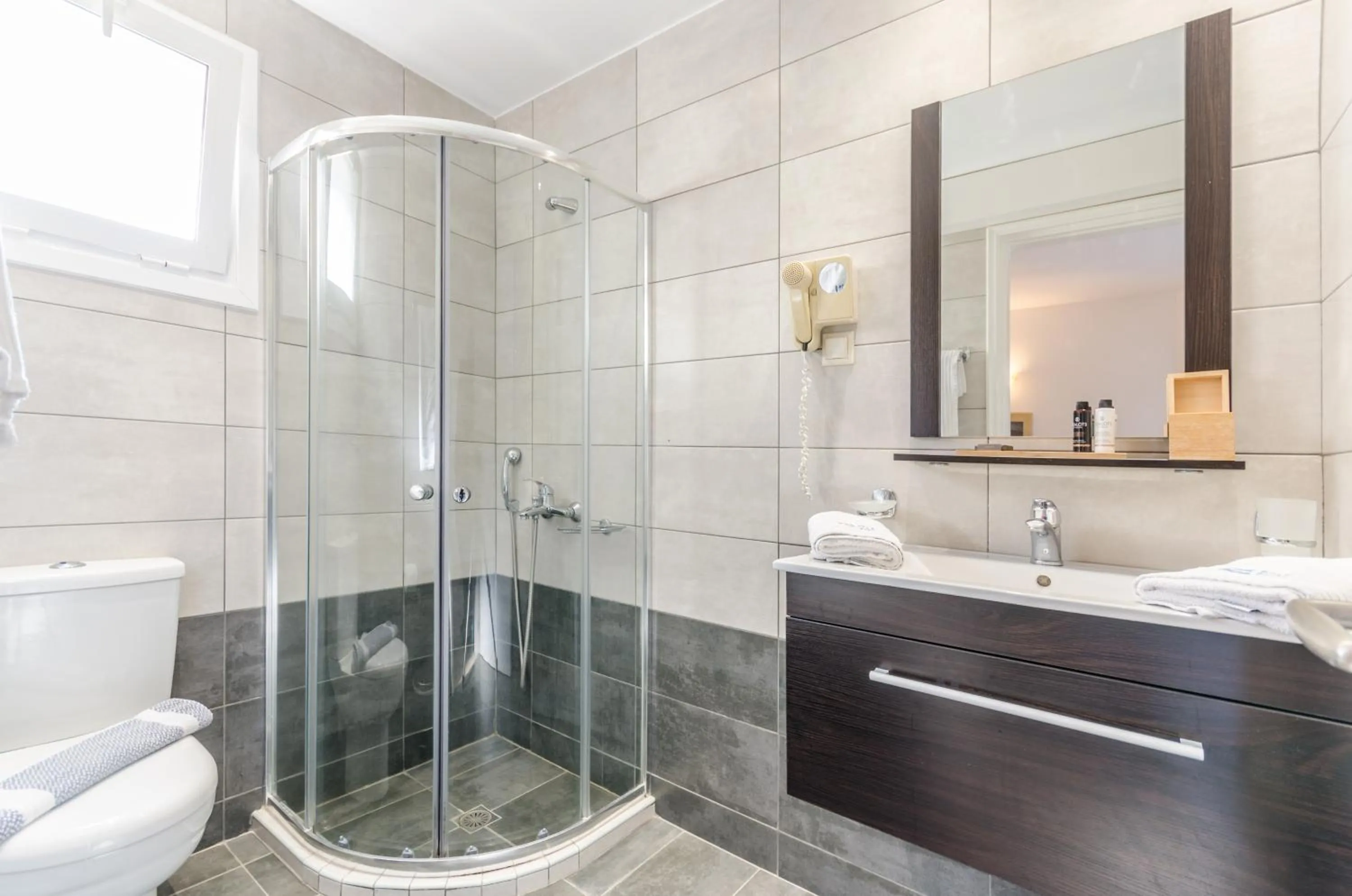 Shower in Pela Mare Hotel