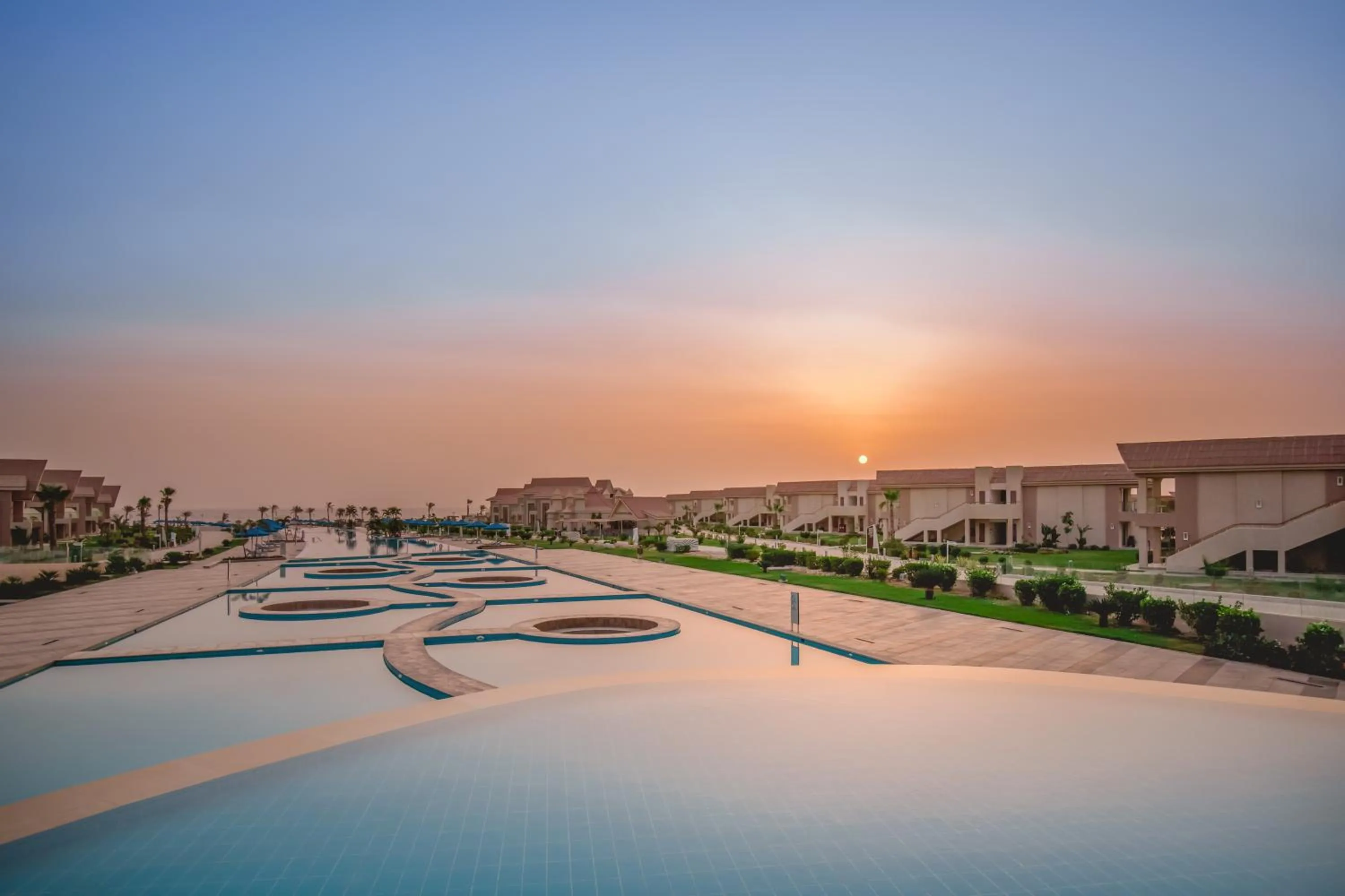 Property building, Swimming Pool in Pickalbatros Sea World Resort - Marsa Alam