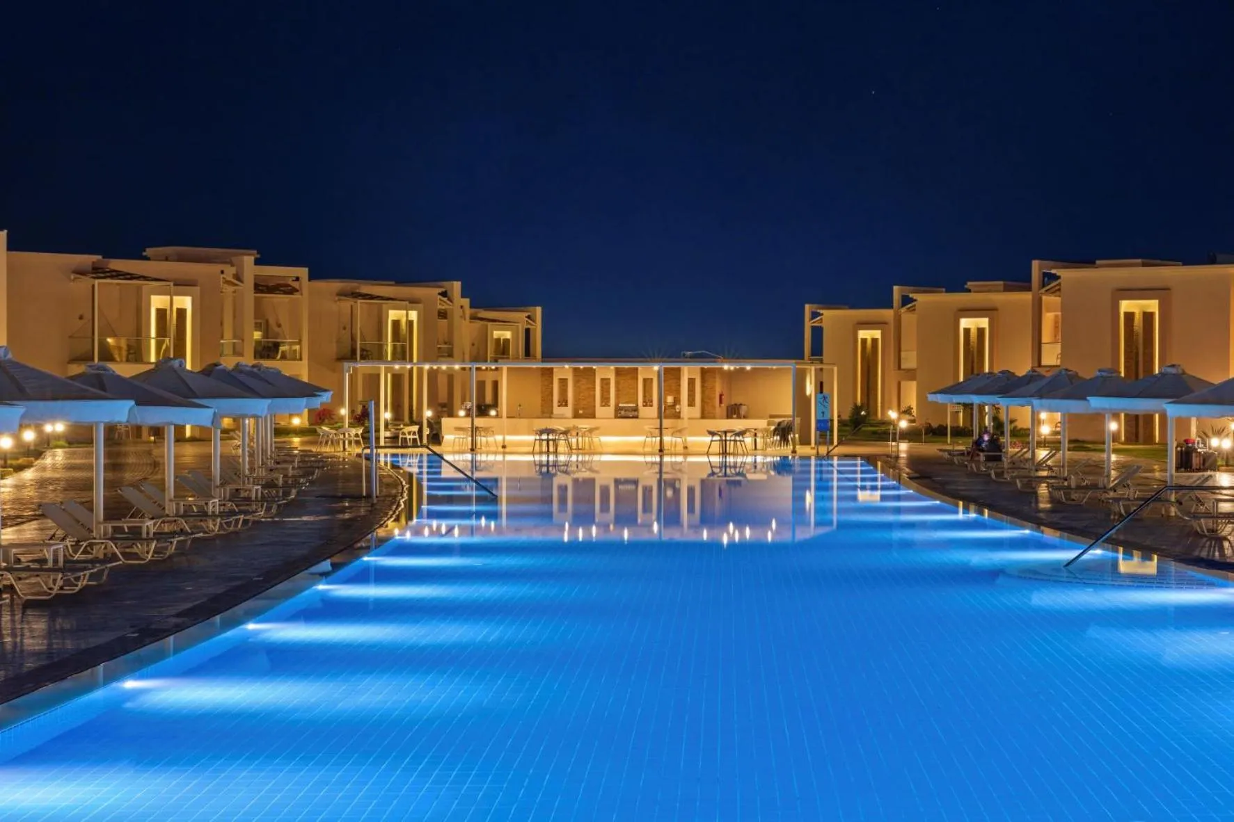 Property building, Swimming Pool in Pickalbatros Sea World Resort - Marsa Alam