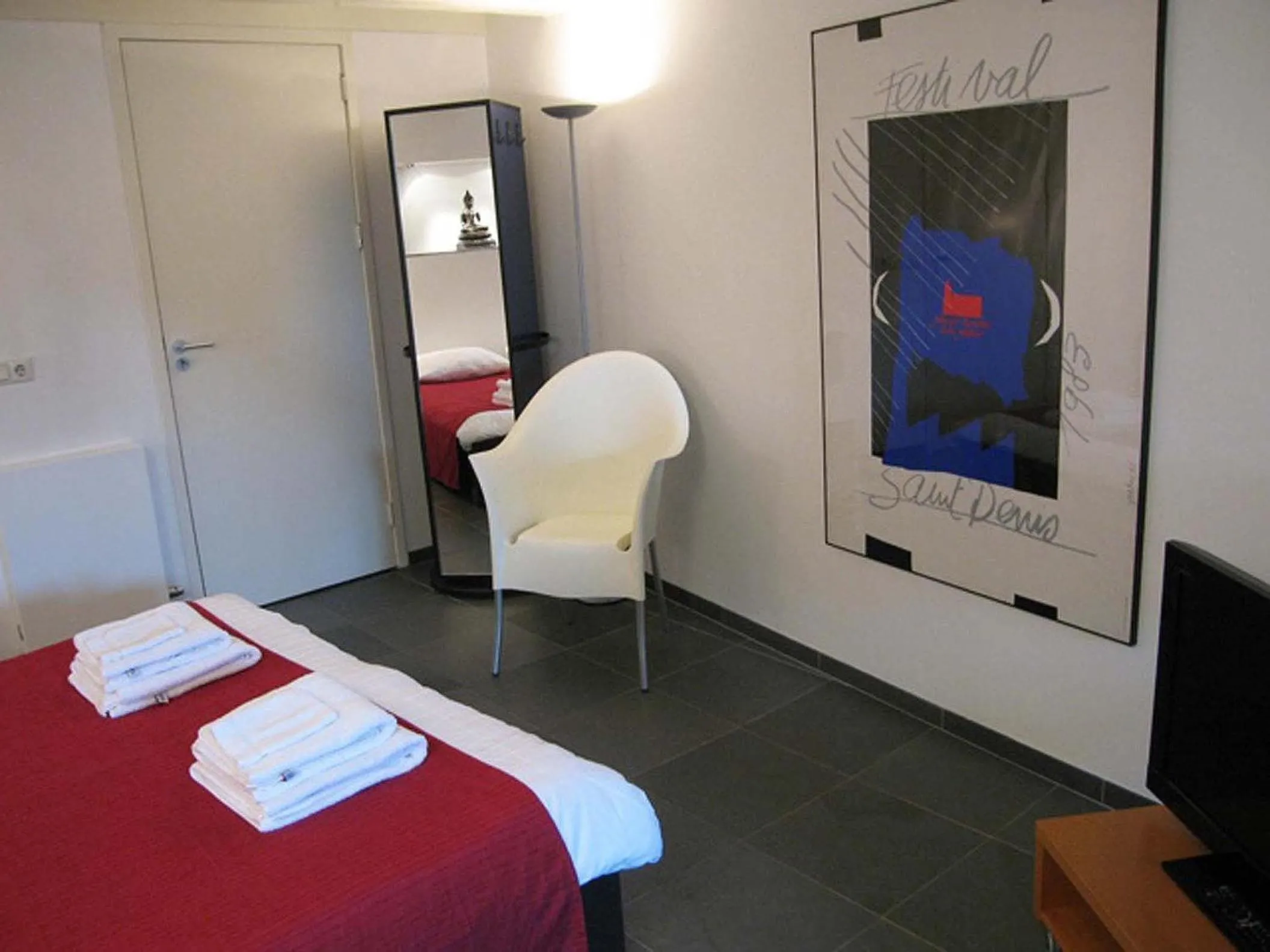 Bed in Amsterdam Canal Guest Apartment