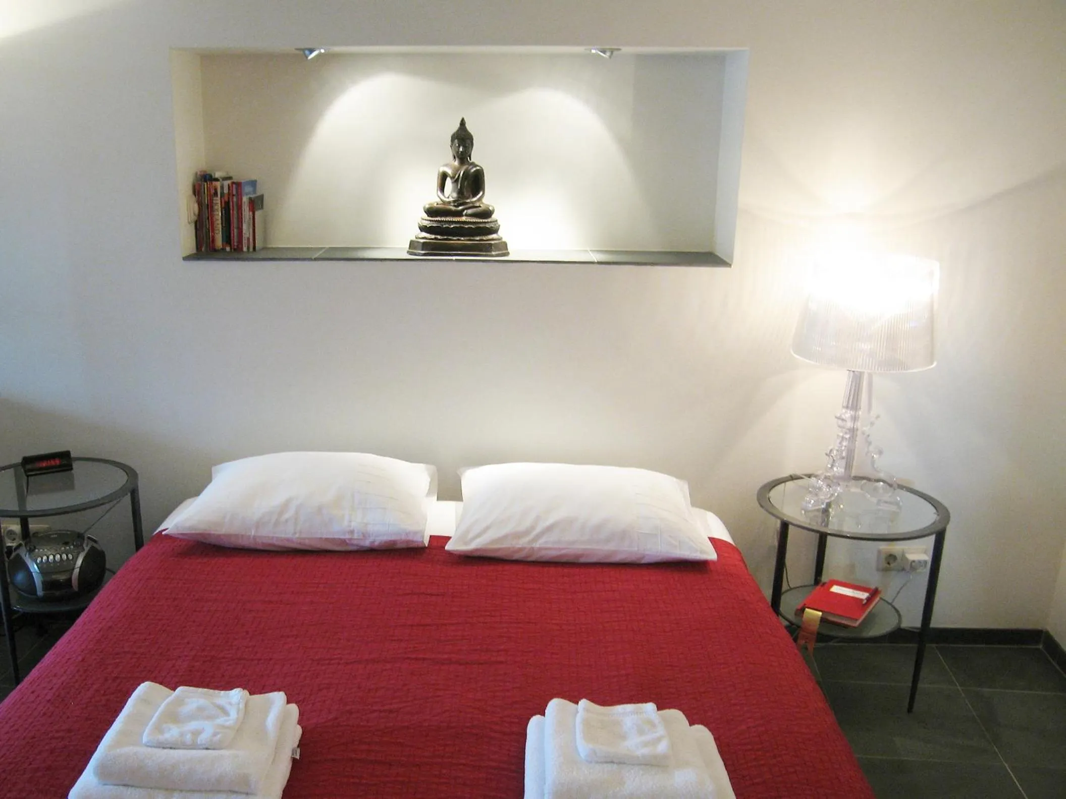 Bed in Amsterdam Canal Guest Apartment