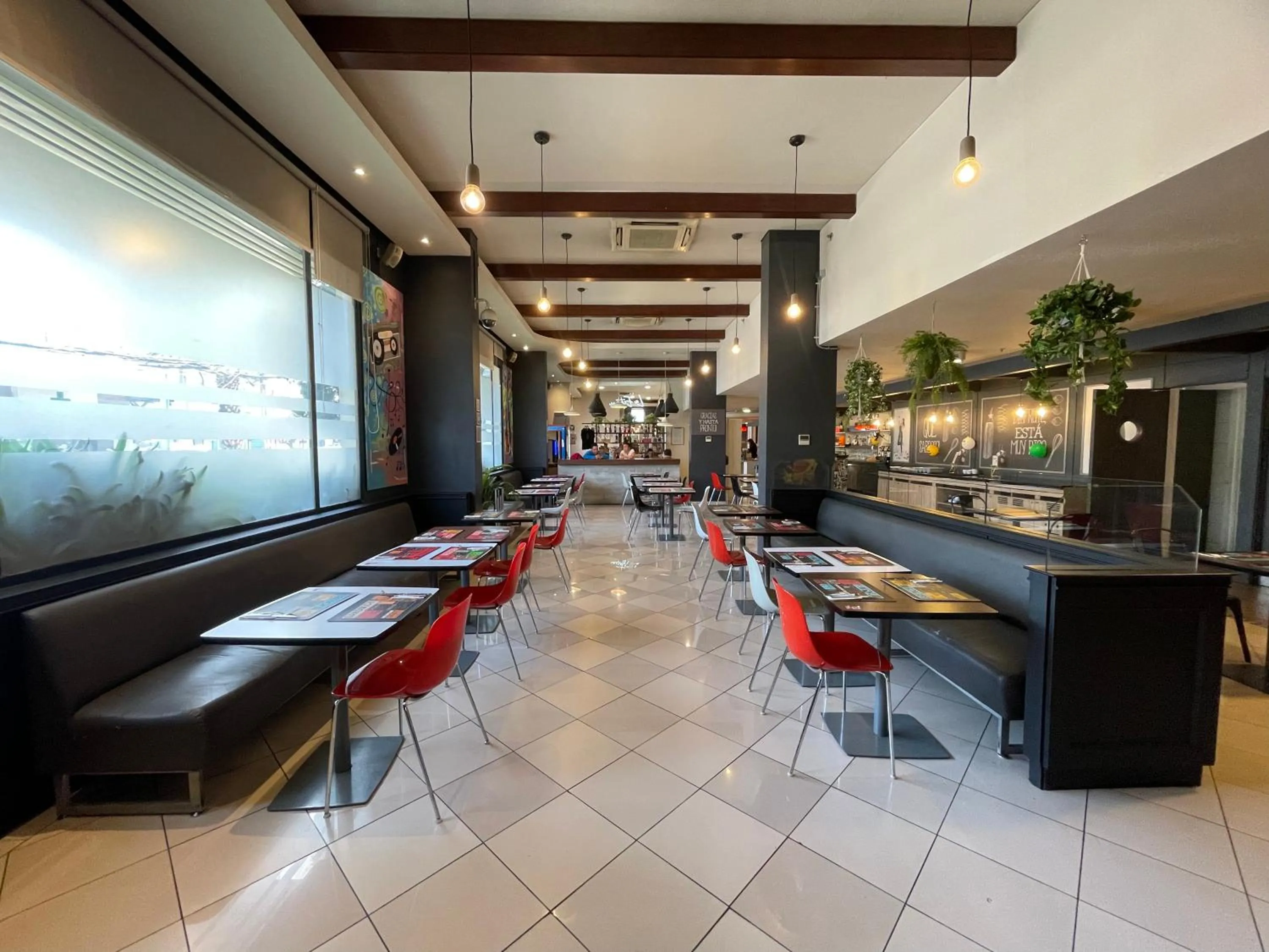 Restaurant/places to eat in ibis Santiago Estacion Central