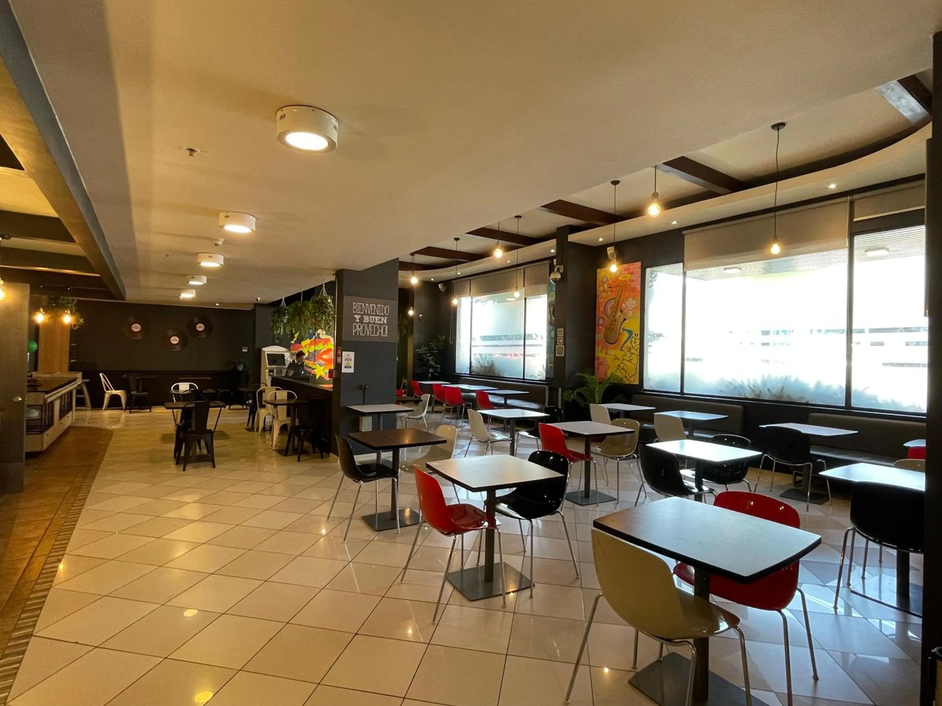 Restaurant/places to eat in ibis Santiago Estacion Central