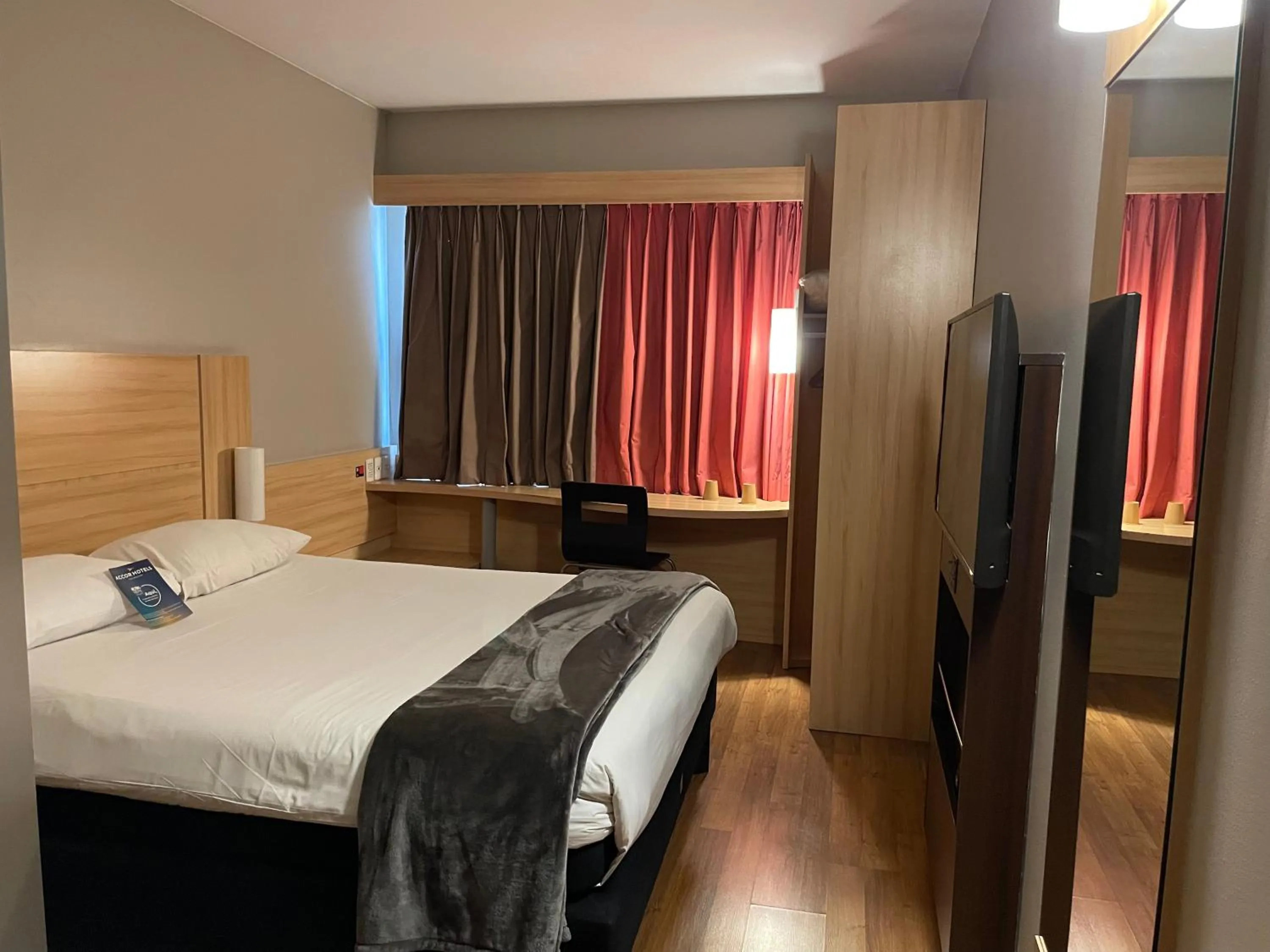 Bedroom in ibis Santiago Estacion Central