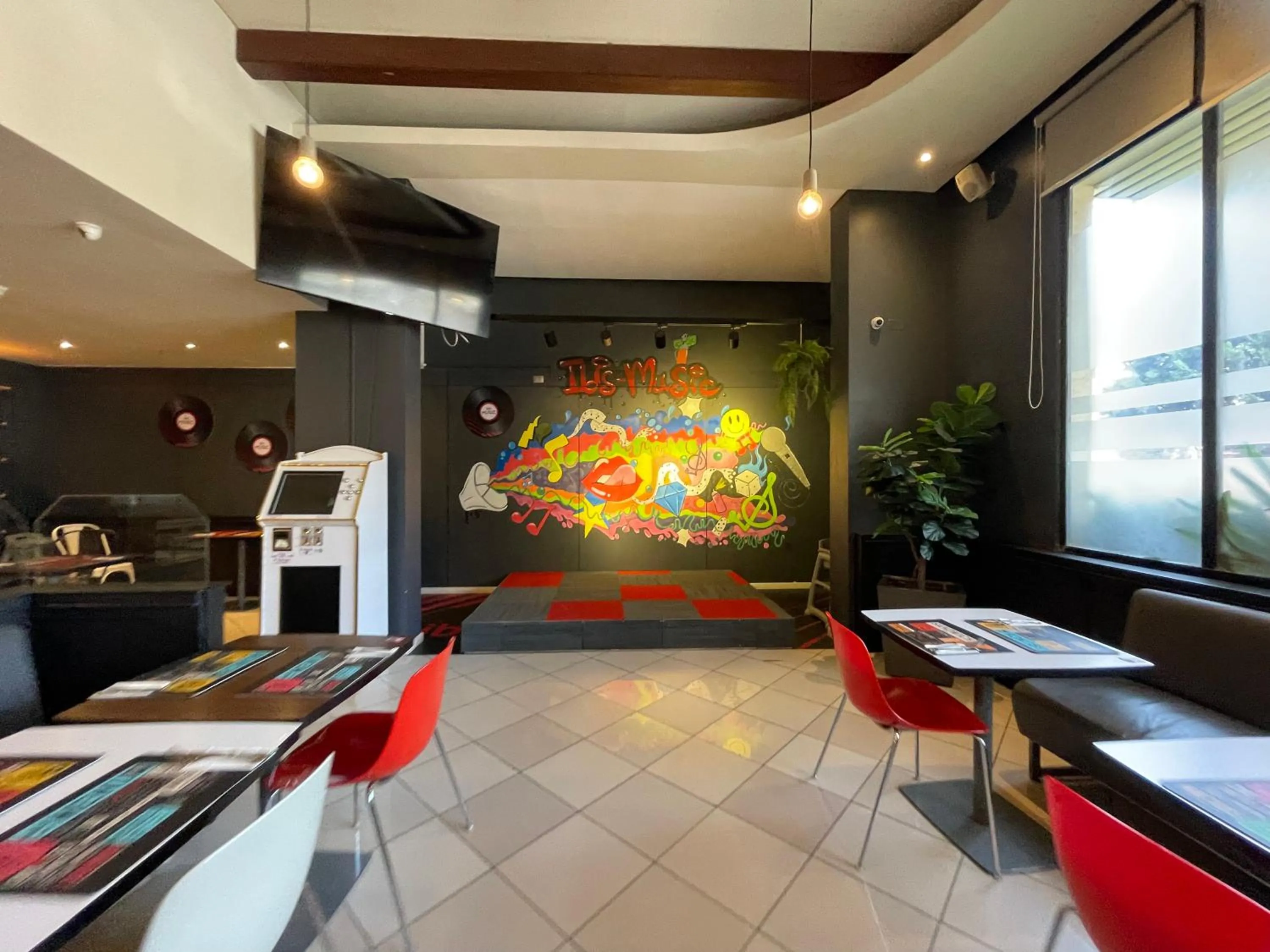 Restaurant/places to eat in ibis Santiago Estacion Central