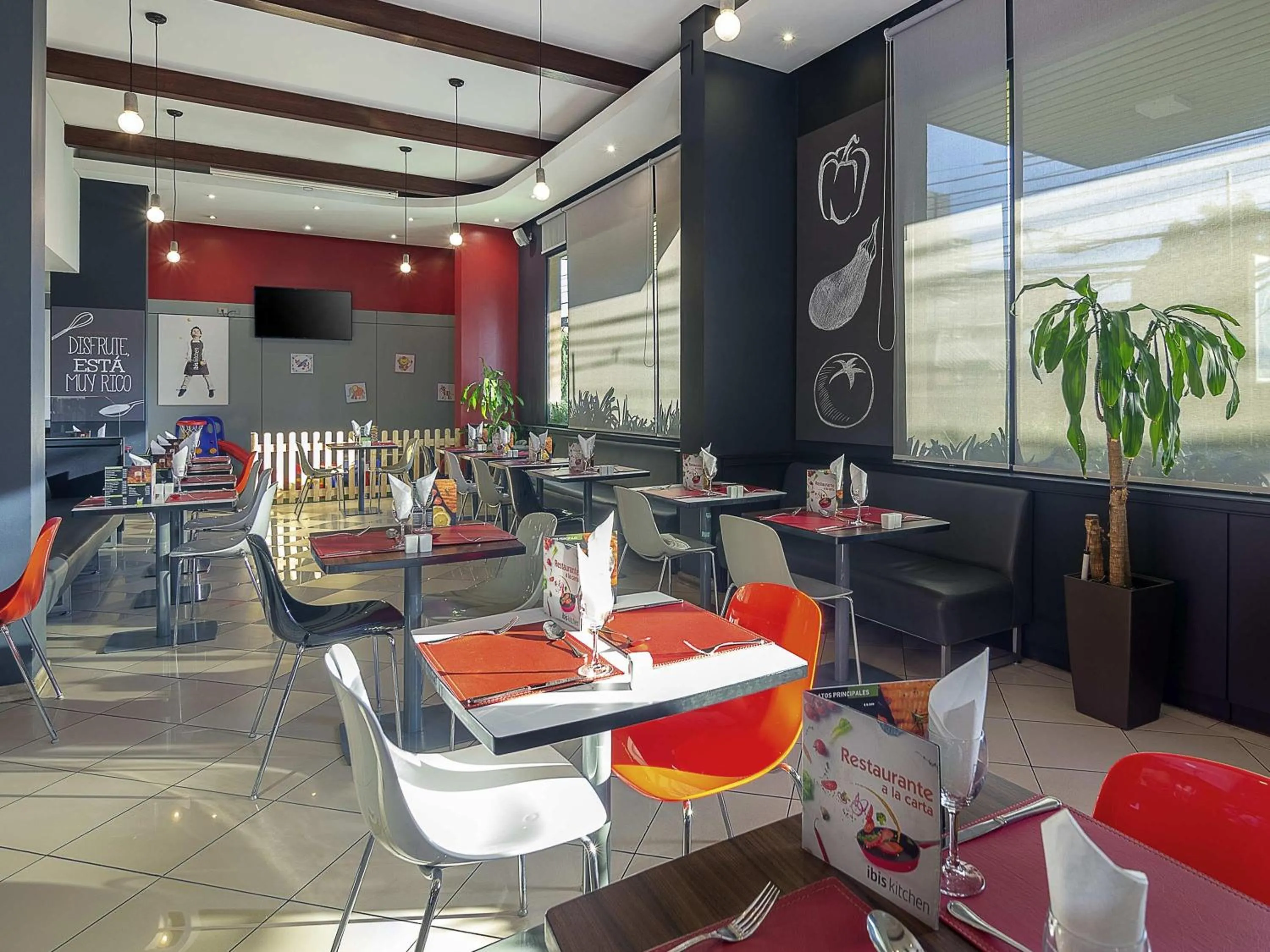 Restaurant/places to eat in ibis Santiago Estacion Central