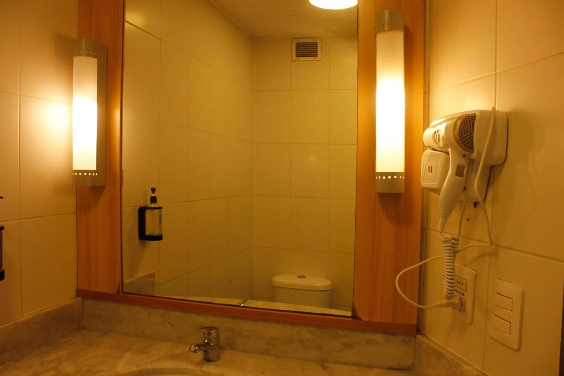 Bathroom in ibis Santiago Estacion Central