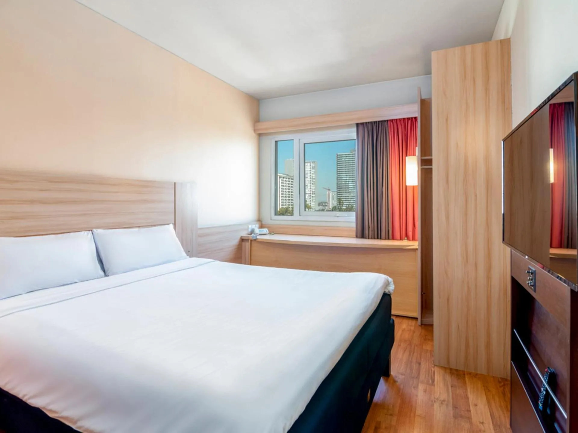 Photo of the whole room in ibis Santiago Estacion Central