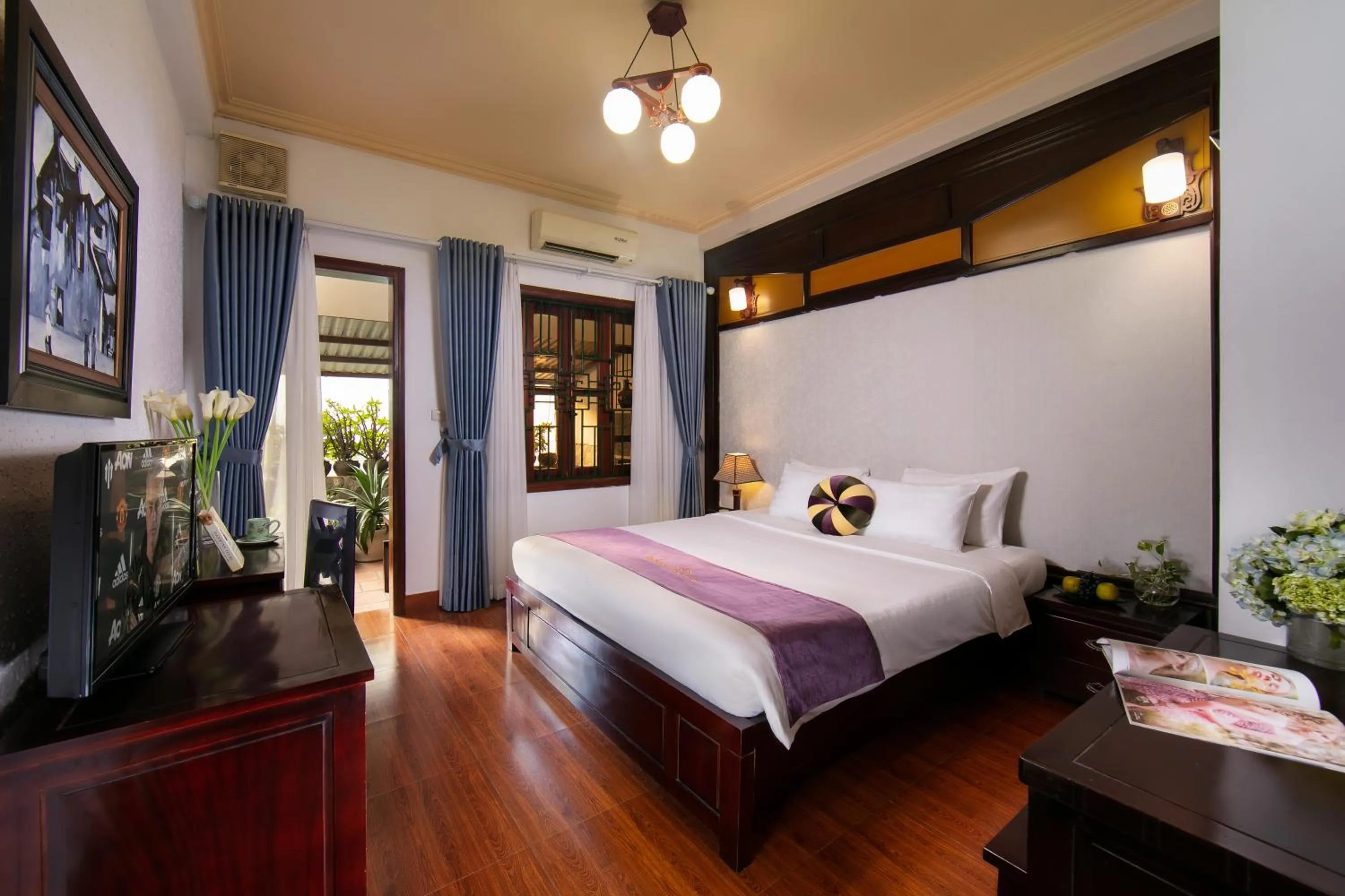 Communal lounge/ TV room in Impressive Boutique Hotel