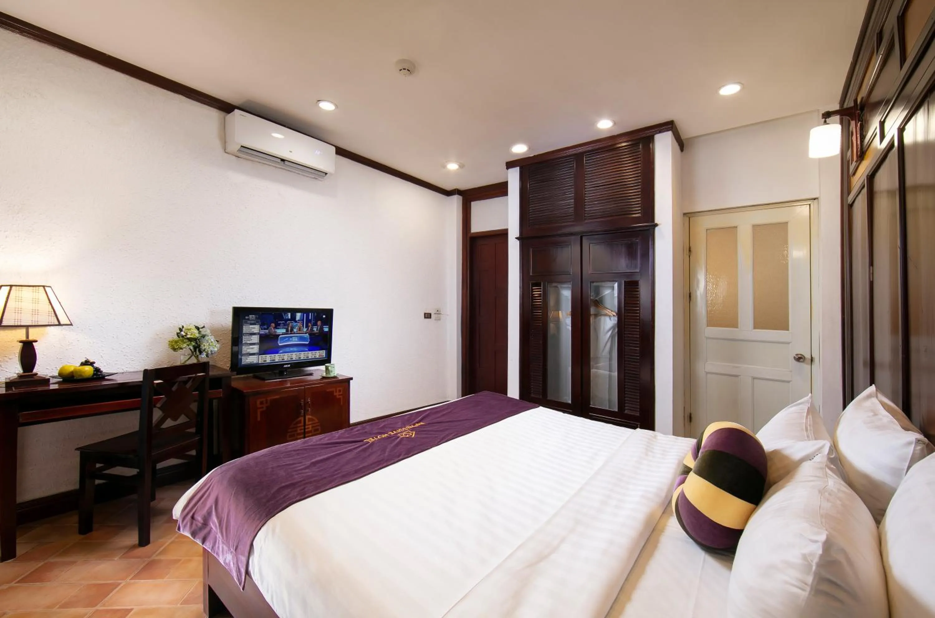 Communal lounge/ TV room in Impressive Boutique Hotel