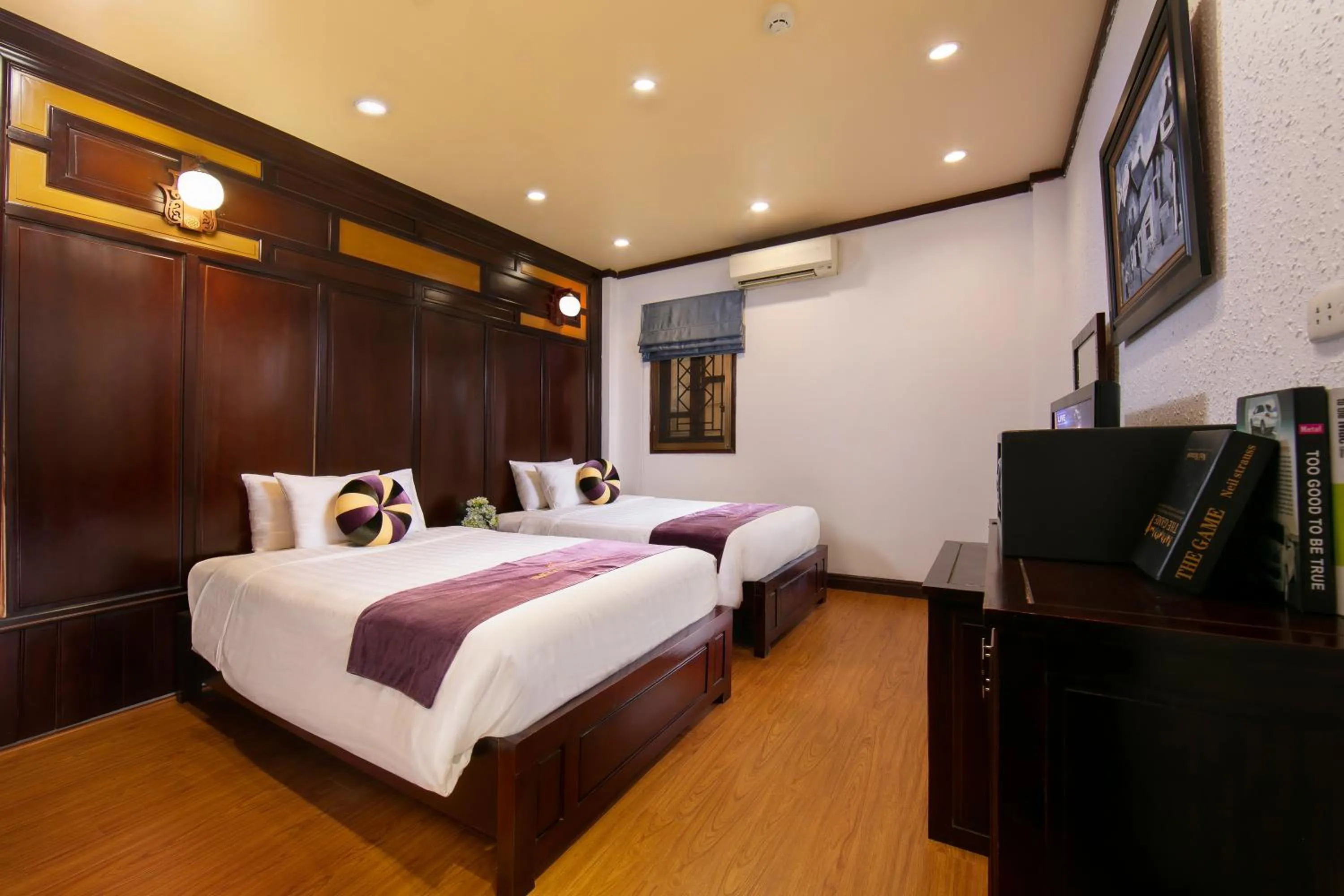 Communal lounge/ TV room in Impressive Boutique Hotel