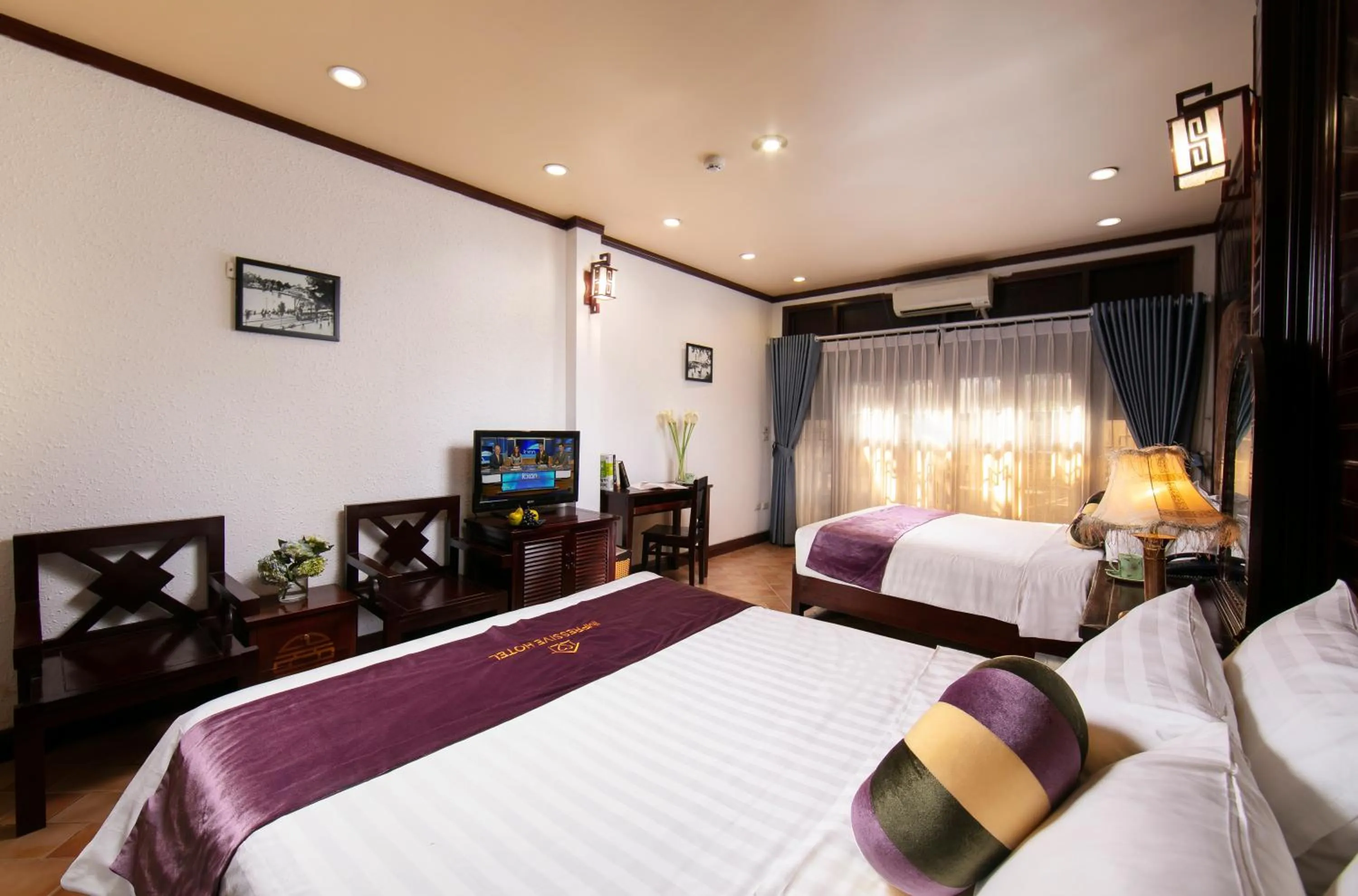 Communal lounge/ TV room in Impressive Boutique Hotel