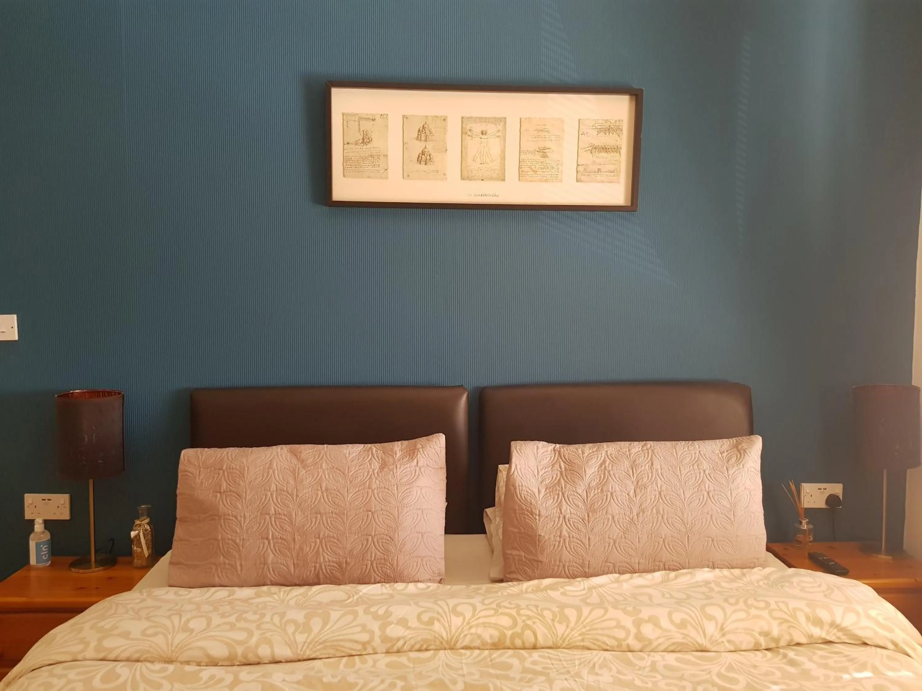 Bedroom in The Old Cross Inn