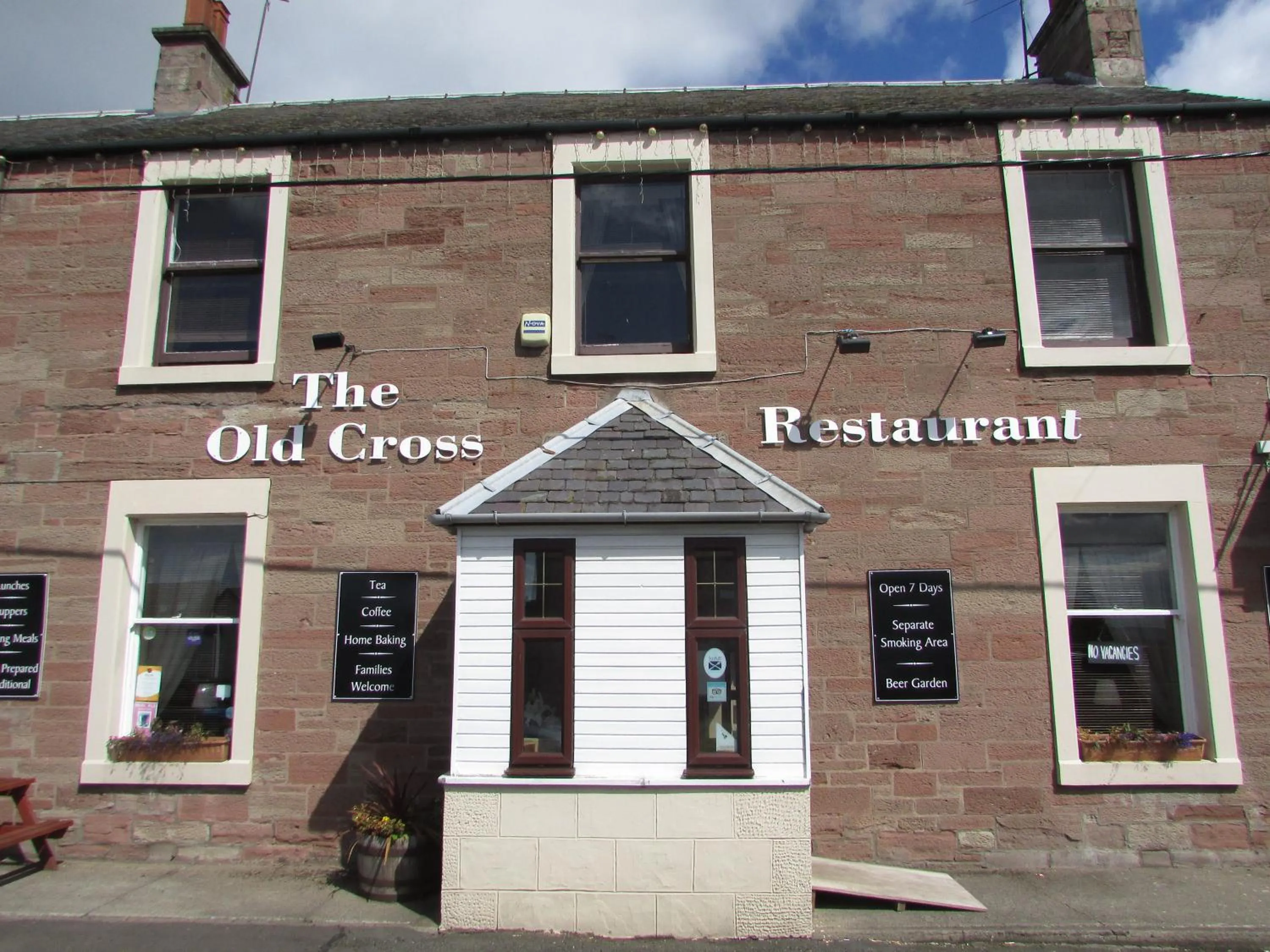 Facade/entrance in The Old Cross Inn