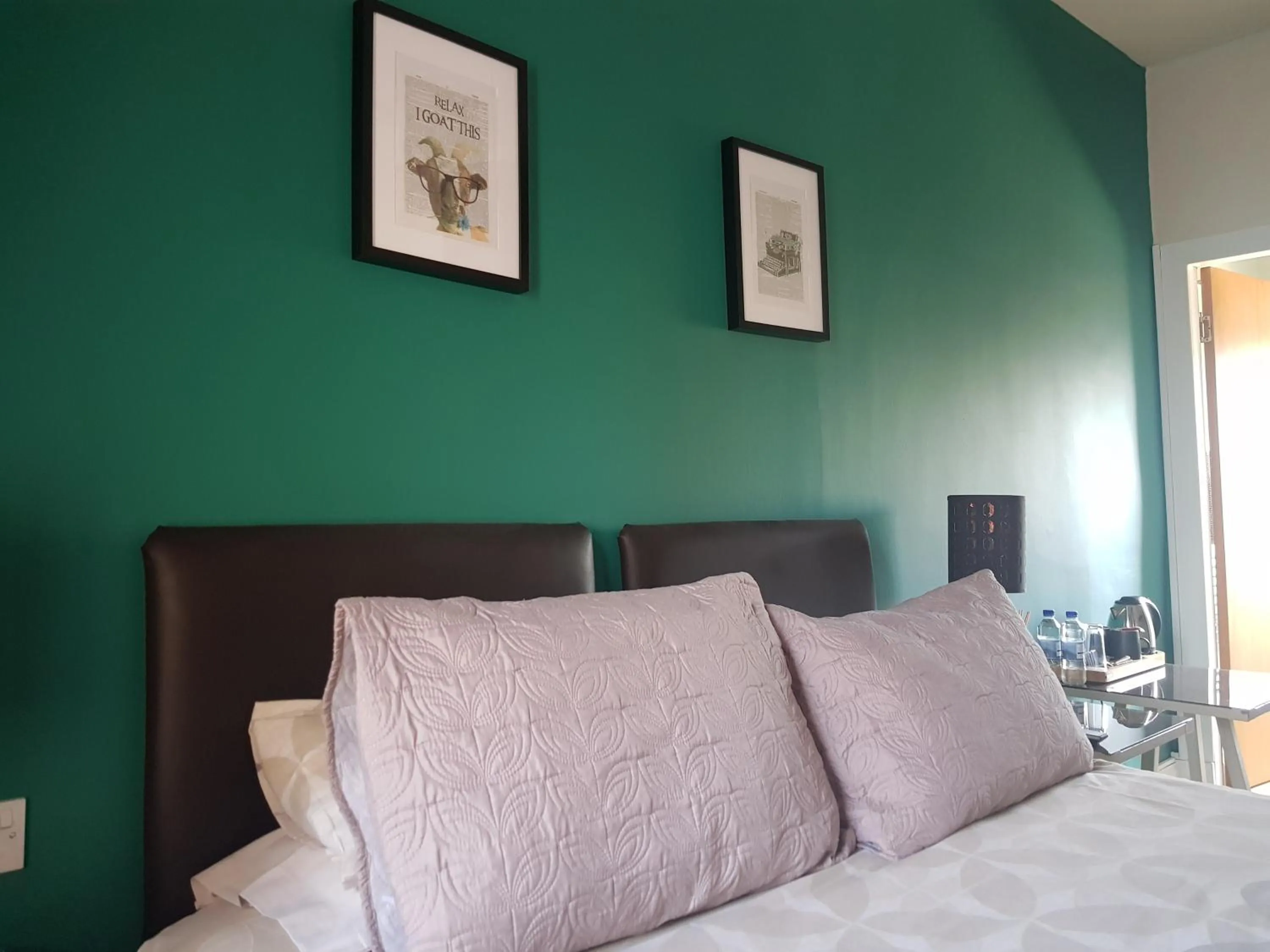 Bedroom in The Old Cross Inn