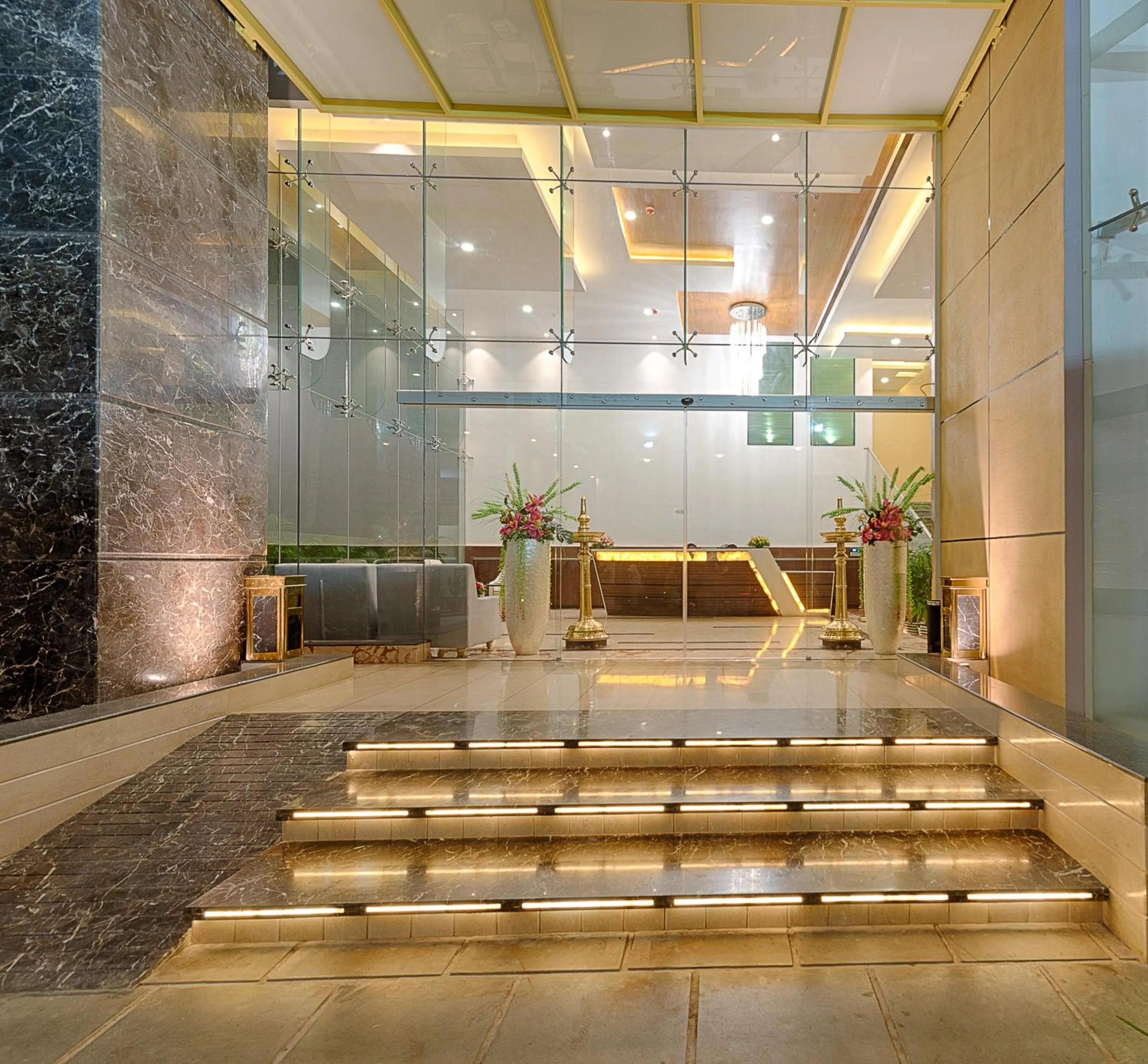 Restaurant/places to eat in Hotel Lance International