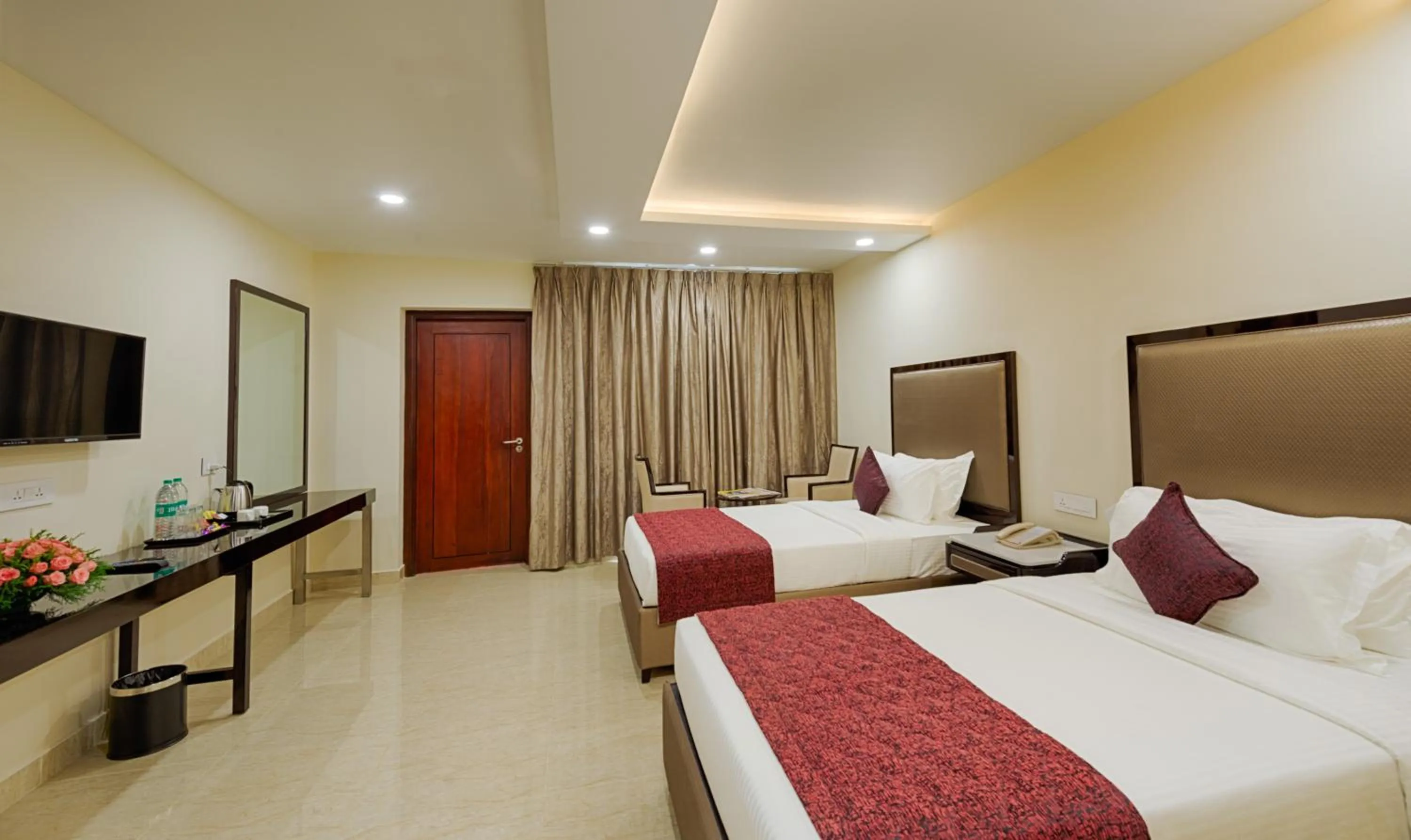 Bedroom, Bed in Hotel Lance International