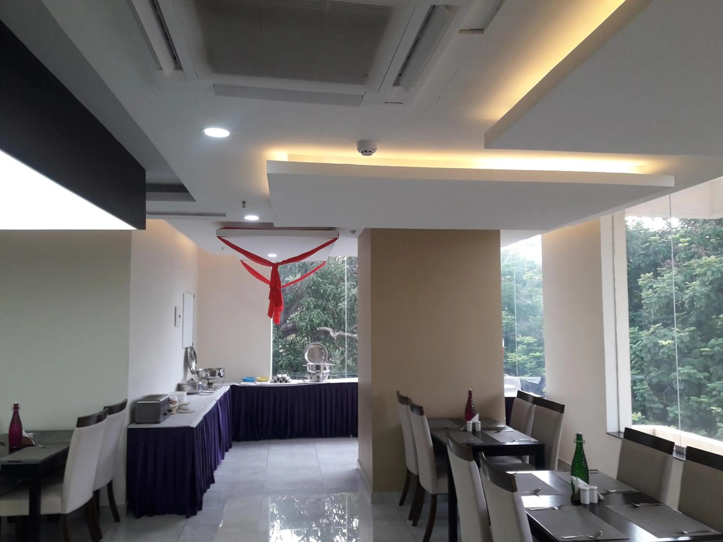 Restaurant/places to eat in Hotel Lance International