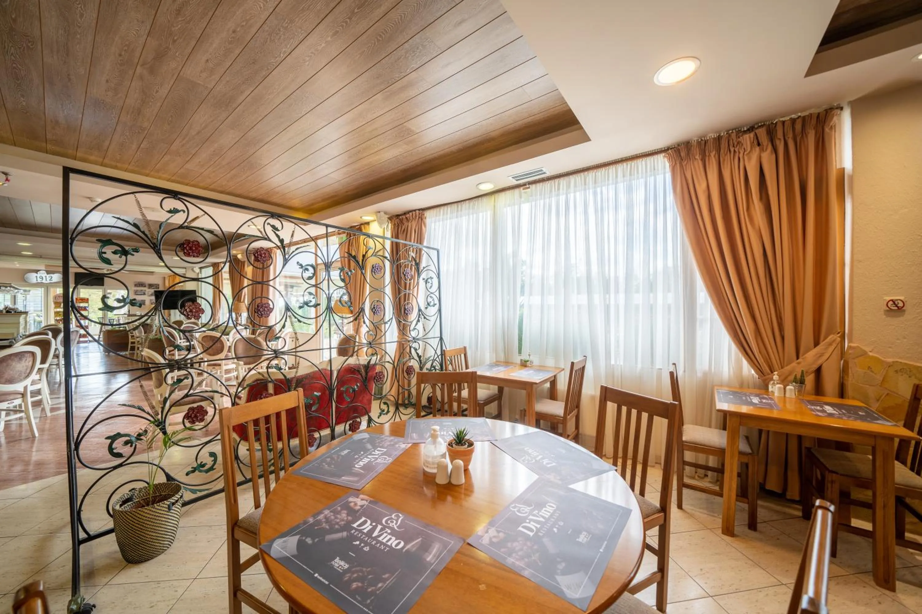 Restaurant/places to eat in Tselikas Hotel