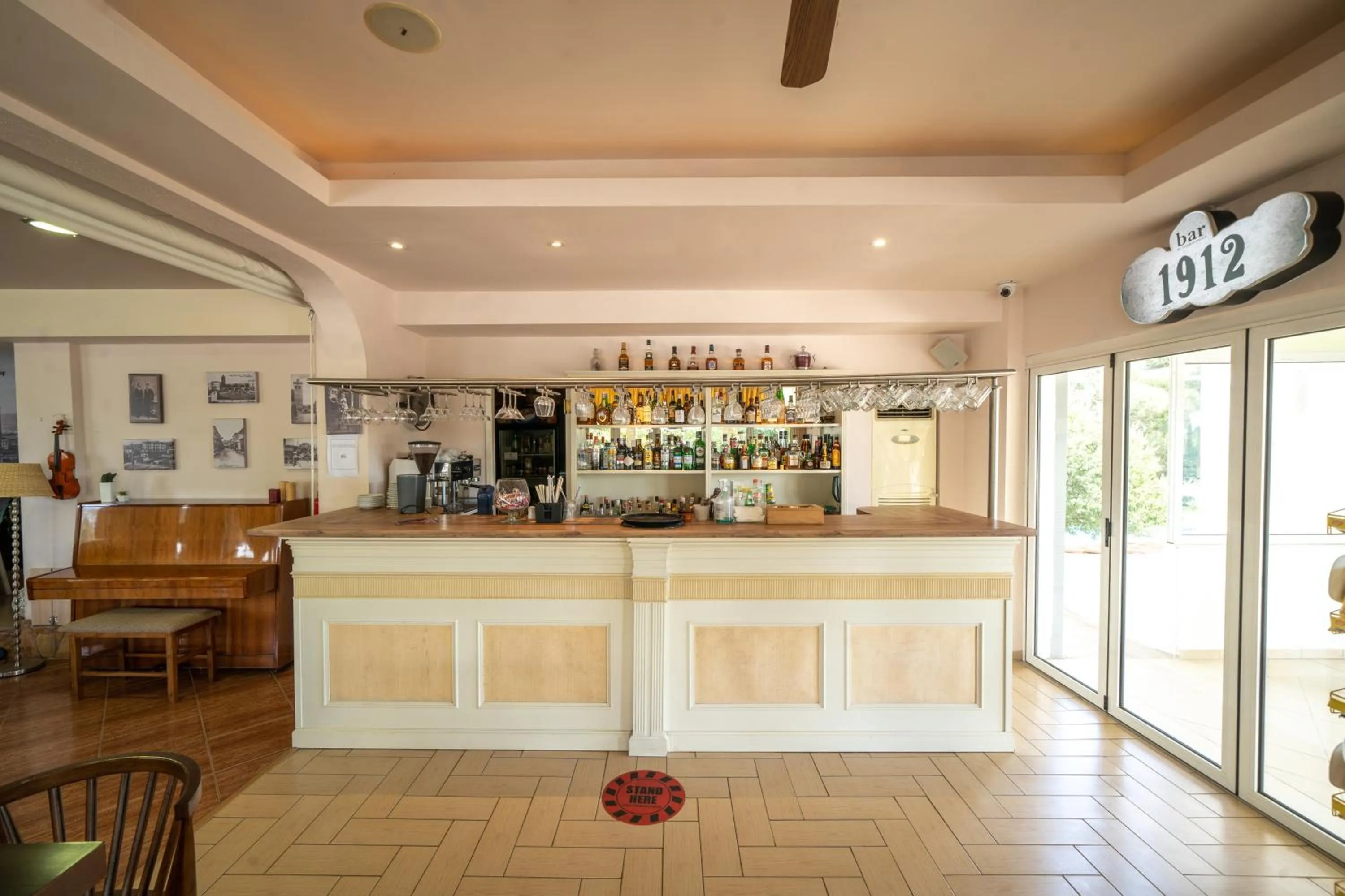 Lounge or bar in Tselikas Hotel