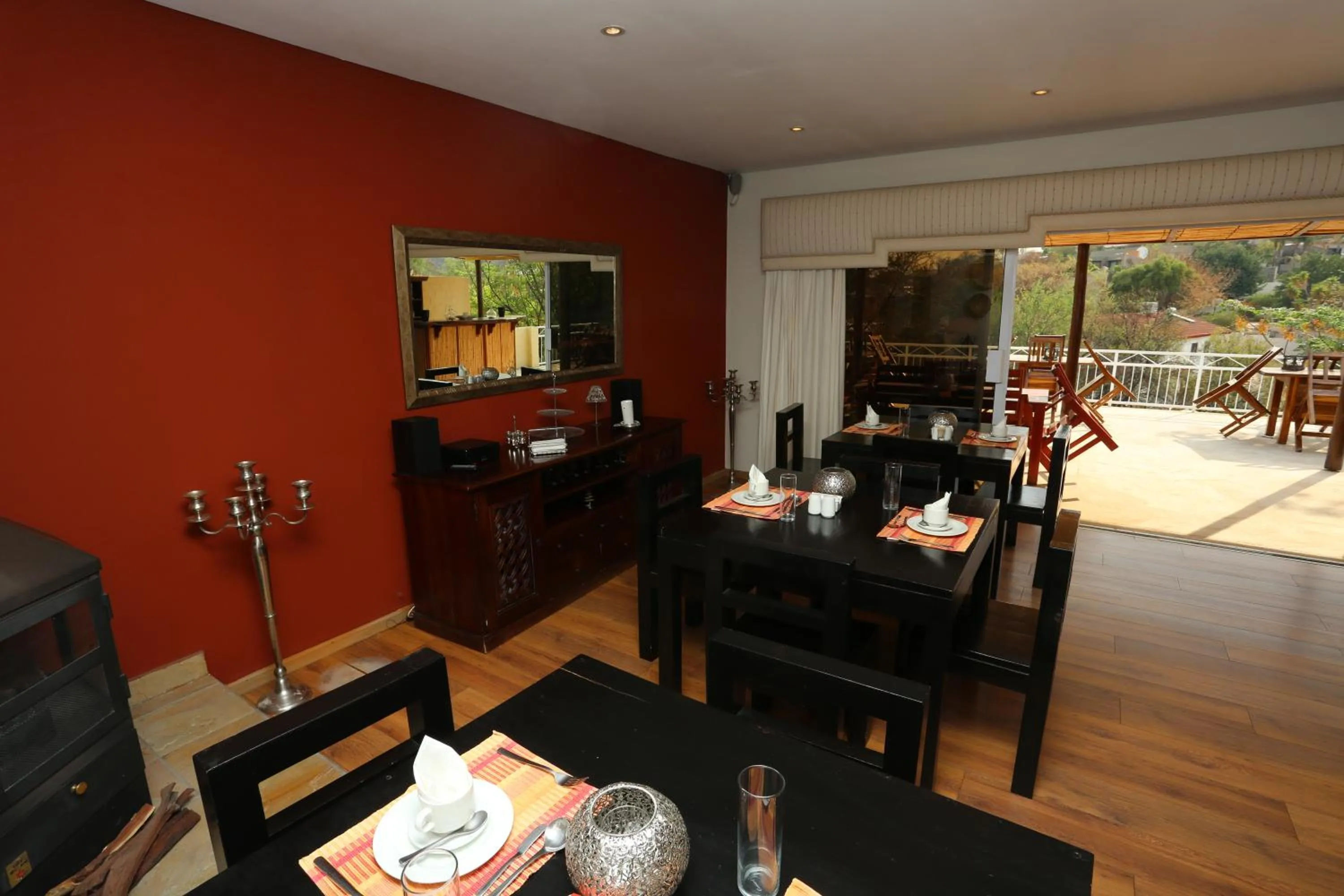 Restaurant/places to eat in Villa Moringa Guesthouse