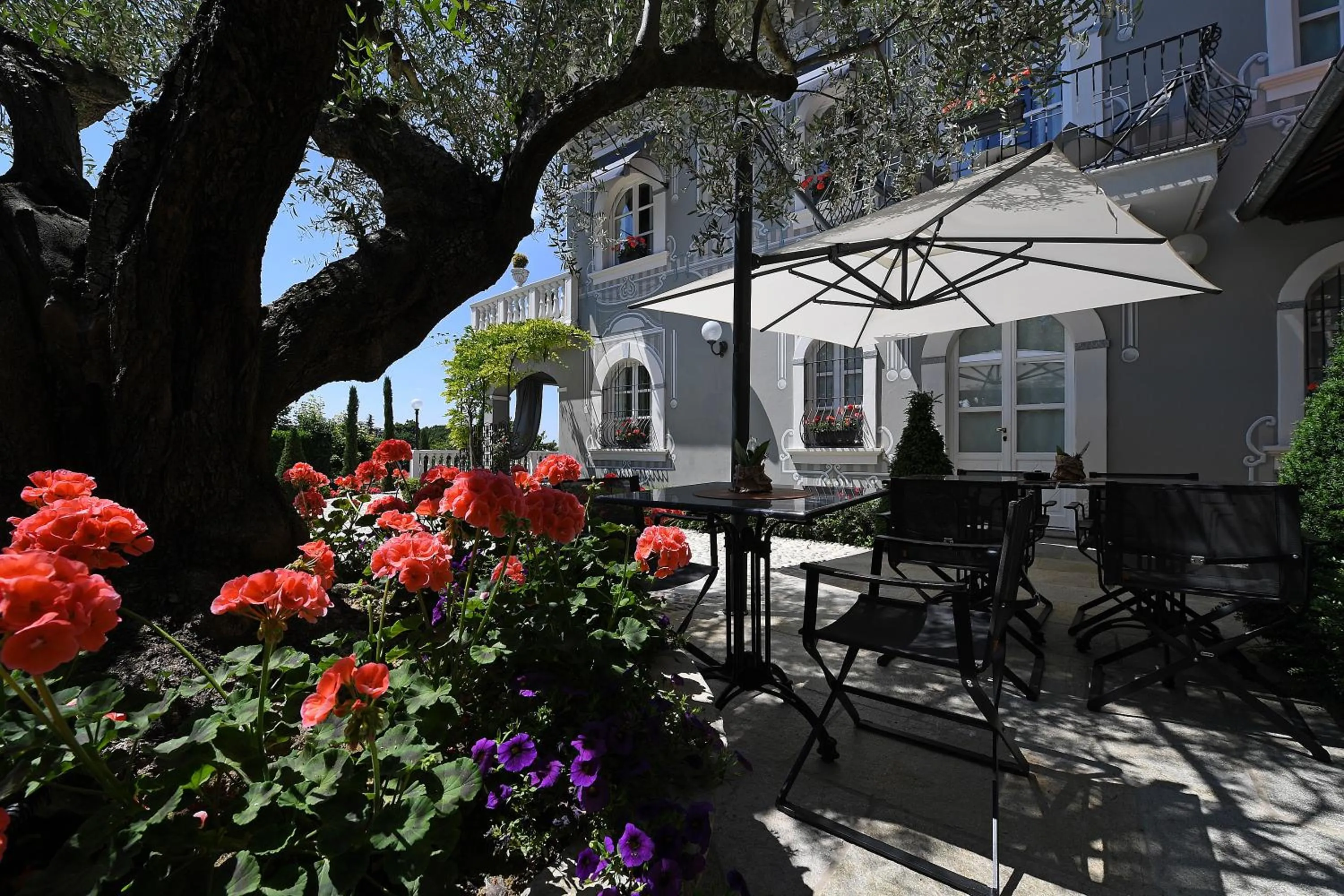 Patio in La Ribezza Boutique Hotel