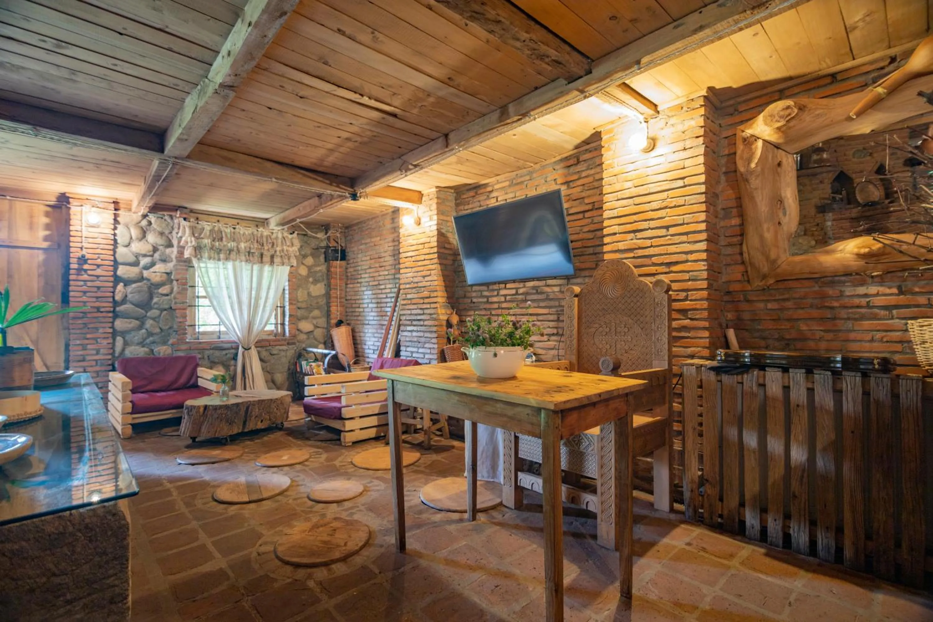 Restaurant/places to eat in Menabde Winery