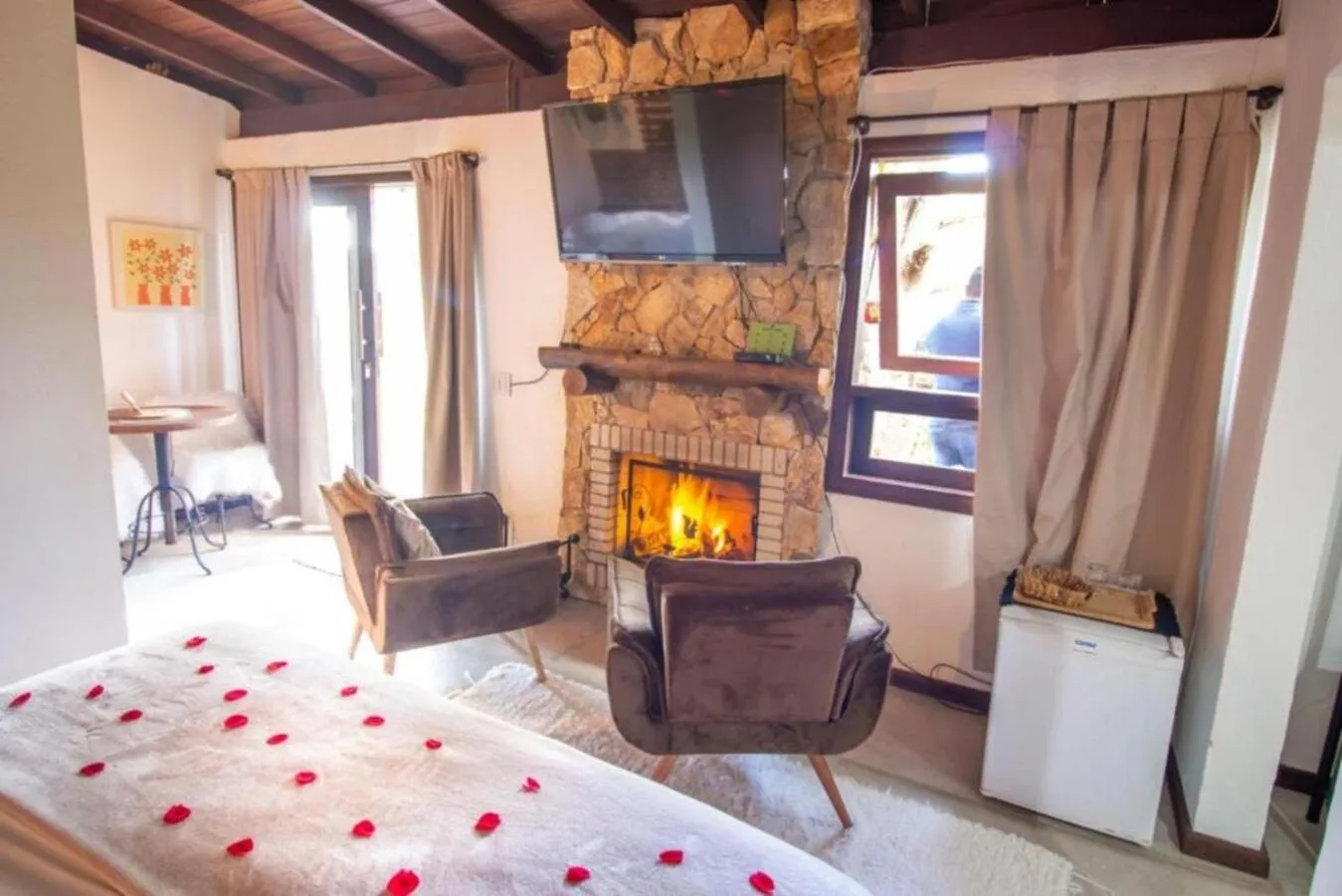 fireplace, Bed in Pousada Jardim das Montanhas