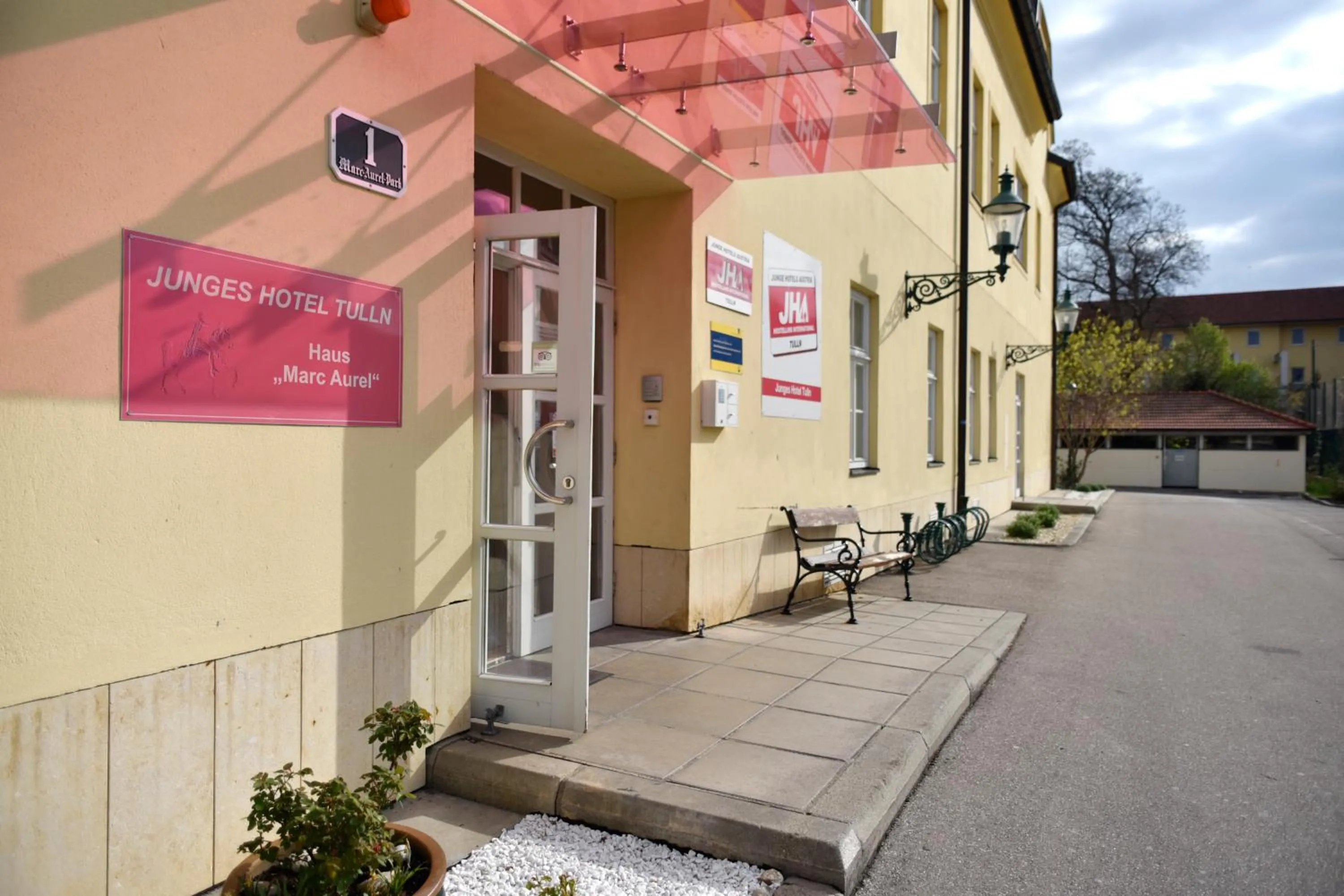 Facade/entrance in Junges Hotel Tulln - NÖ Jugendherbergswerk