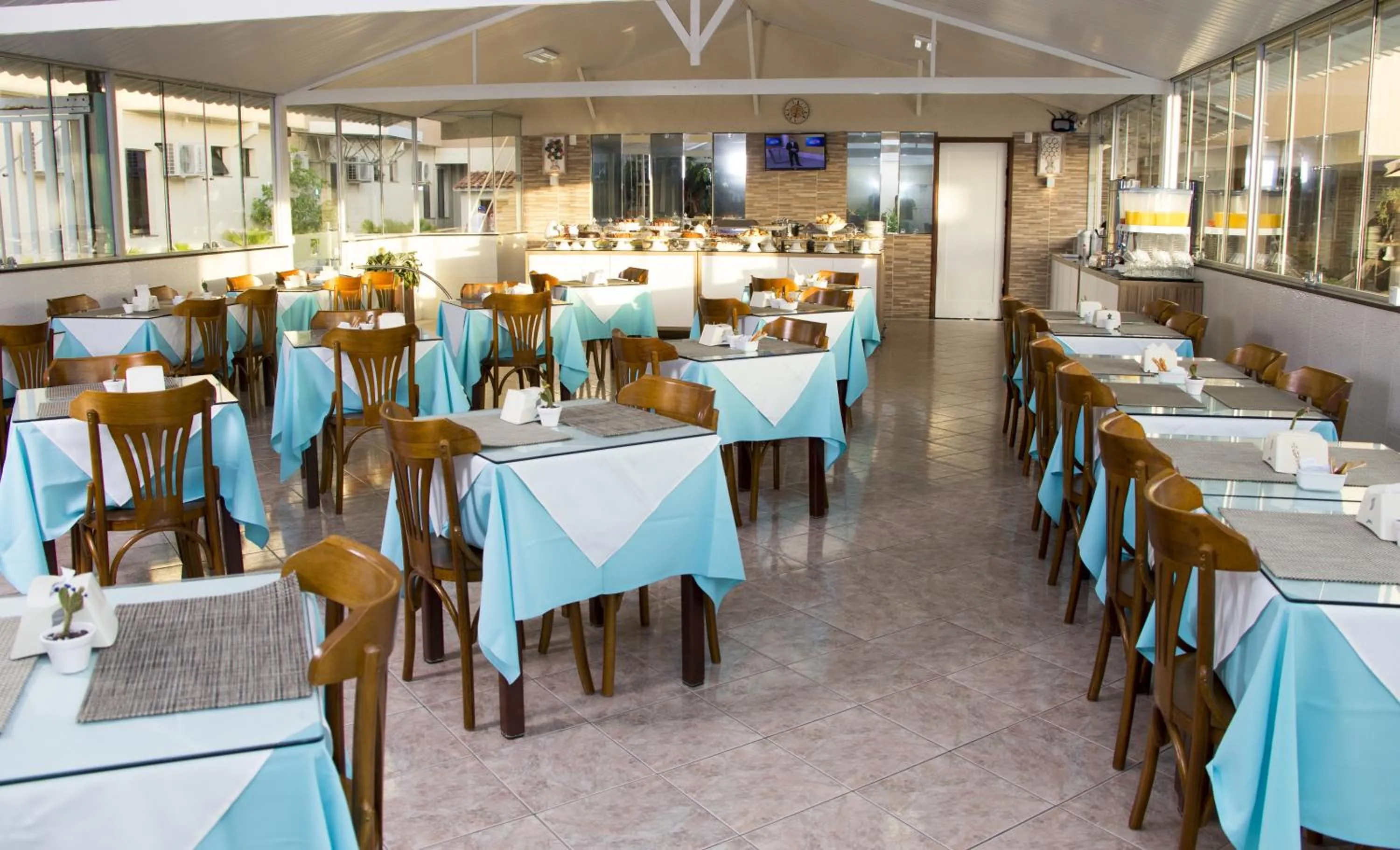 Restaurant/places to eat in Hotel Rekinte