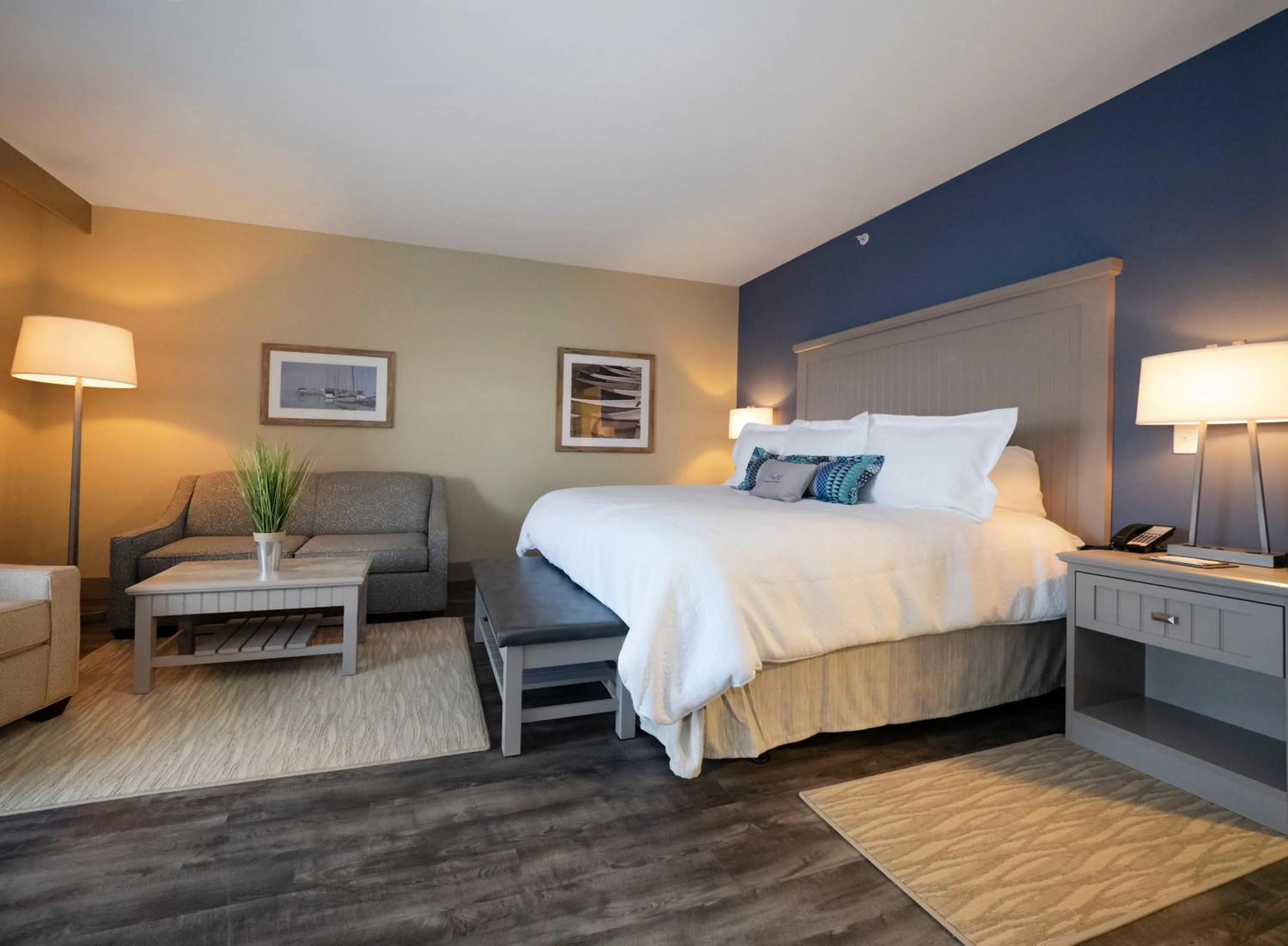 Photo of the whole room, Bed in Chautauqua Harbor Hotel - Jamestown