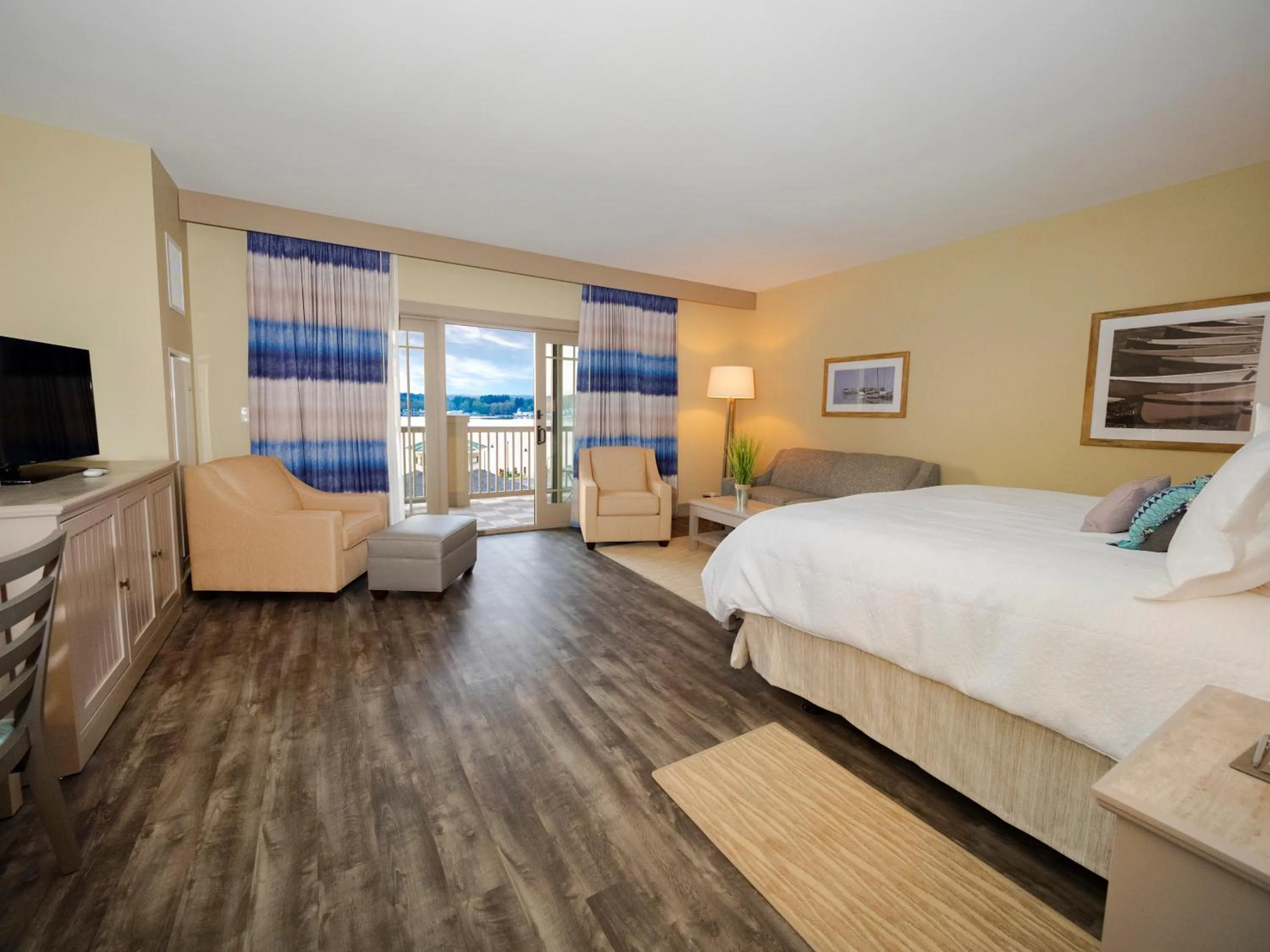 Photo of the whole room, Bed in Chautauqua Harbor Hotel - Jamestown