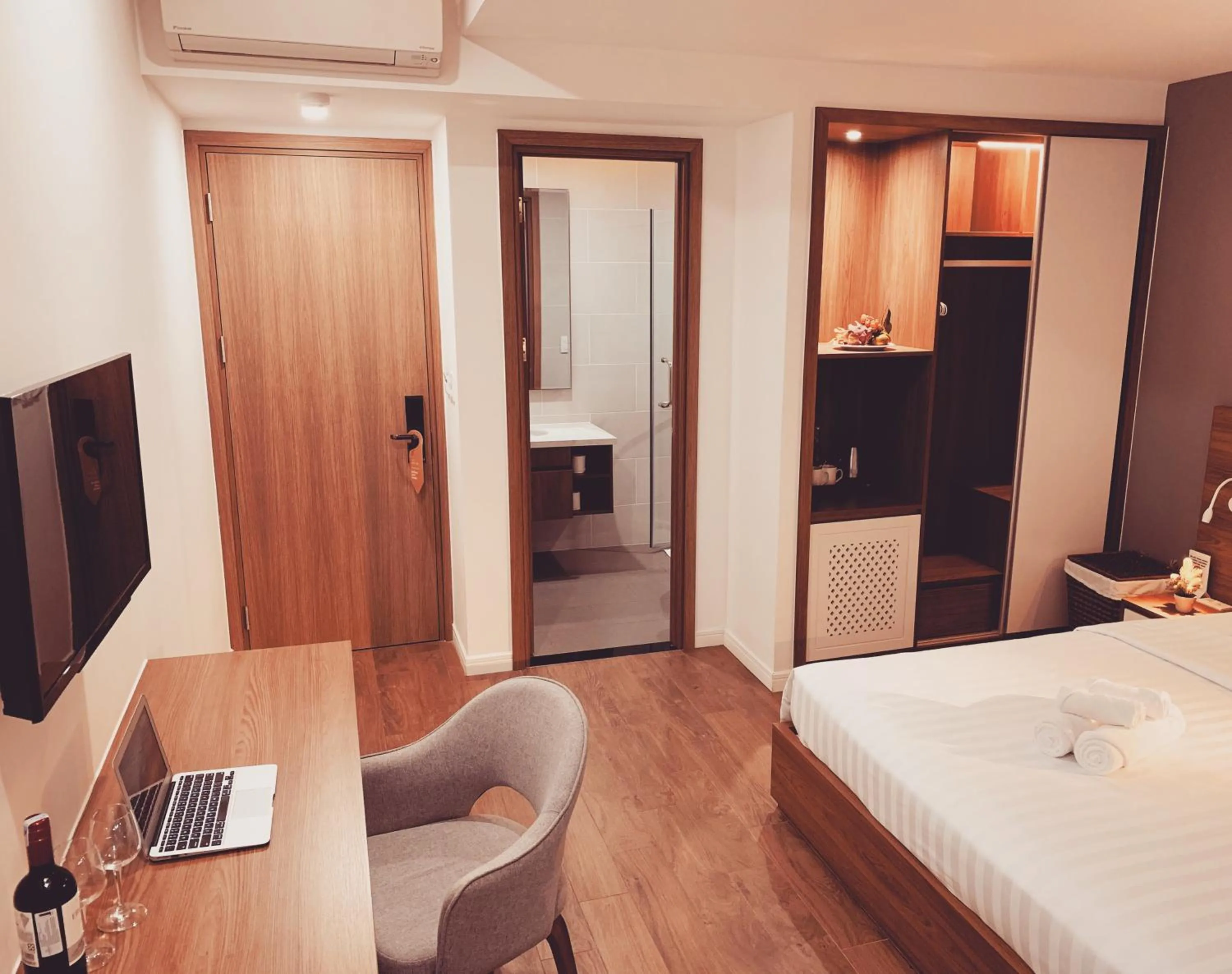 Toilet, Bed in Royal Dragon Boutique Hotel