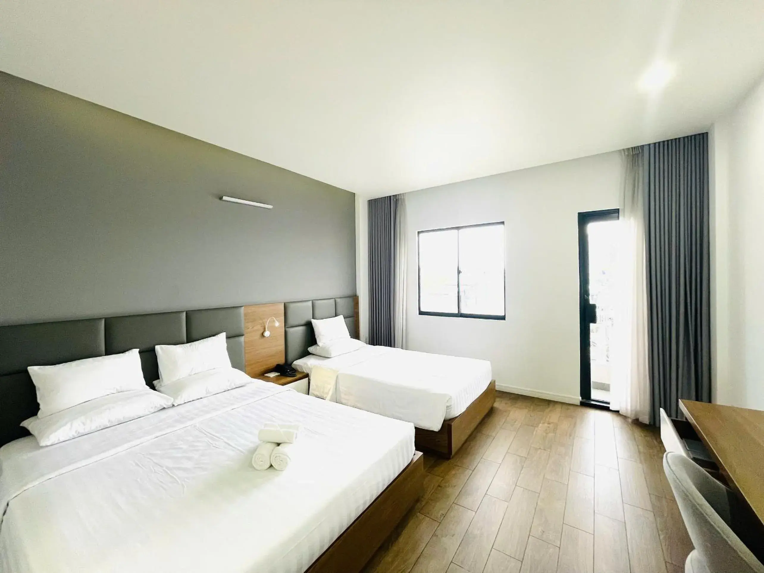 Deluxe Double or Twin Room with City View in Royal Dragon Boutique Hotel Tan Binh Deluxe Double or Twin Room with City View in Royal Dragon Boutique Hotel Tan Binh