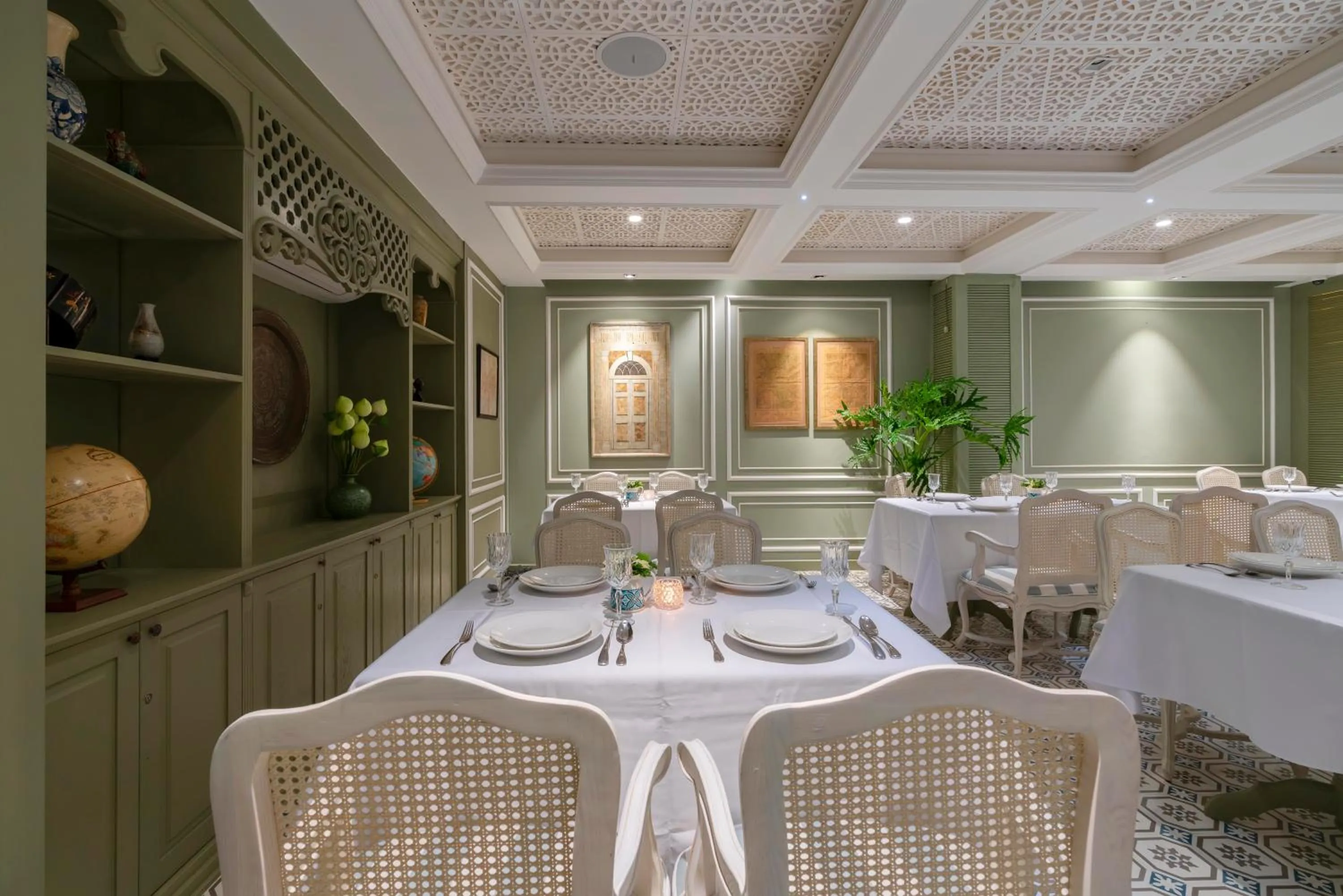 Restaurant/places to eat in Au Lac Charner Hotel